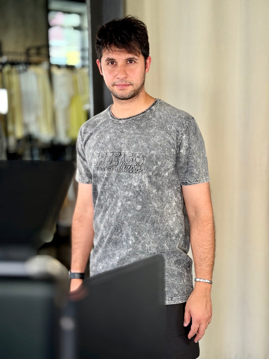 T-shirt grigio con scritta tono su tono 522