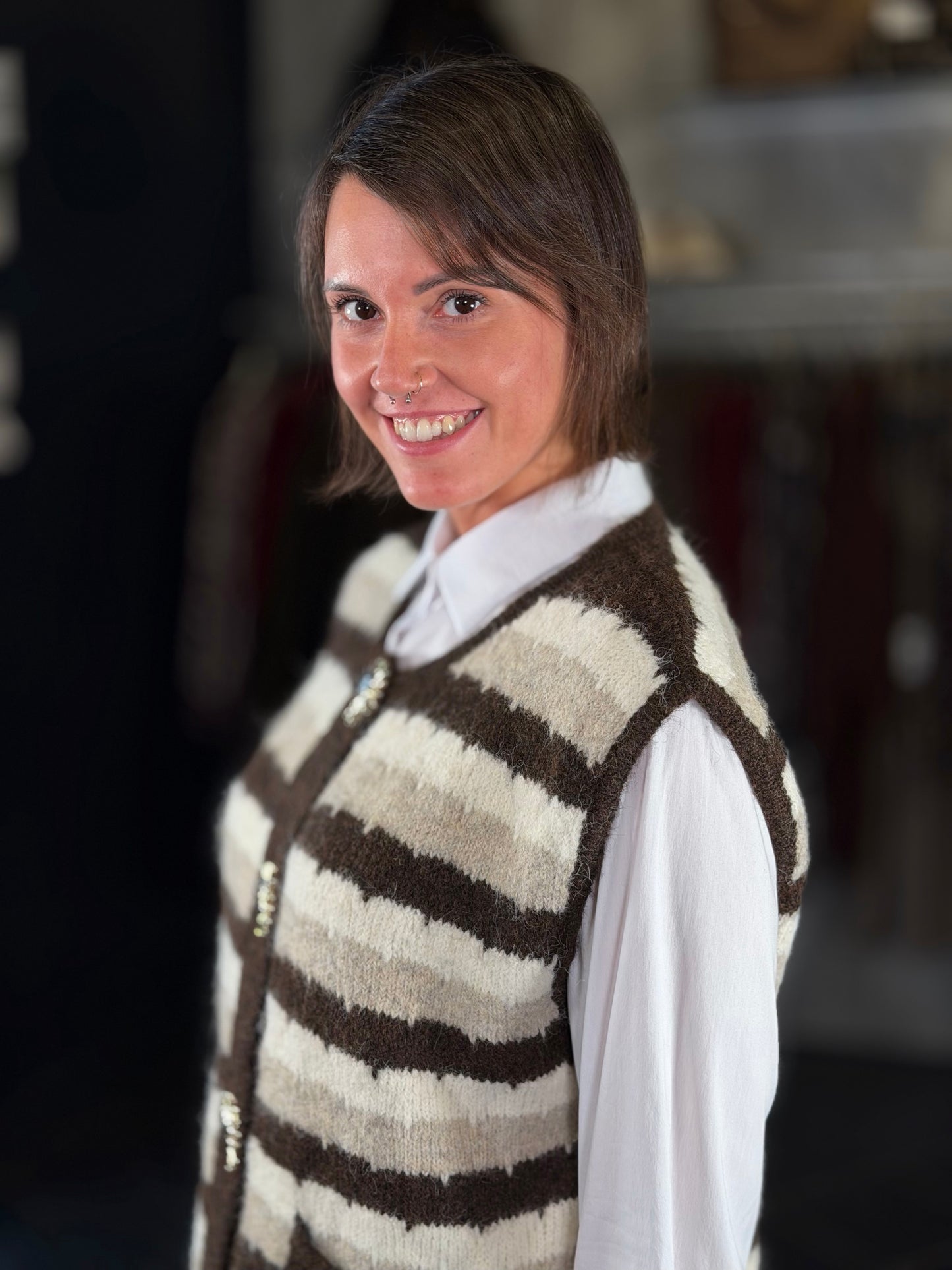 Gilet smanicato a righe marrone con bottoni gioiello in taglia unica 2450