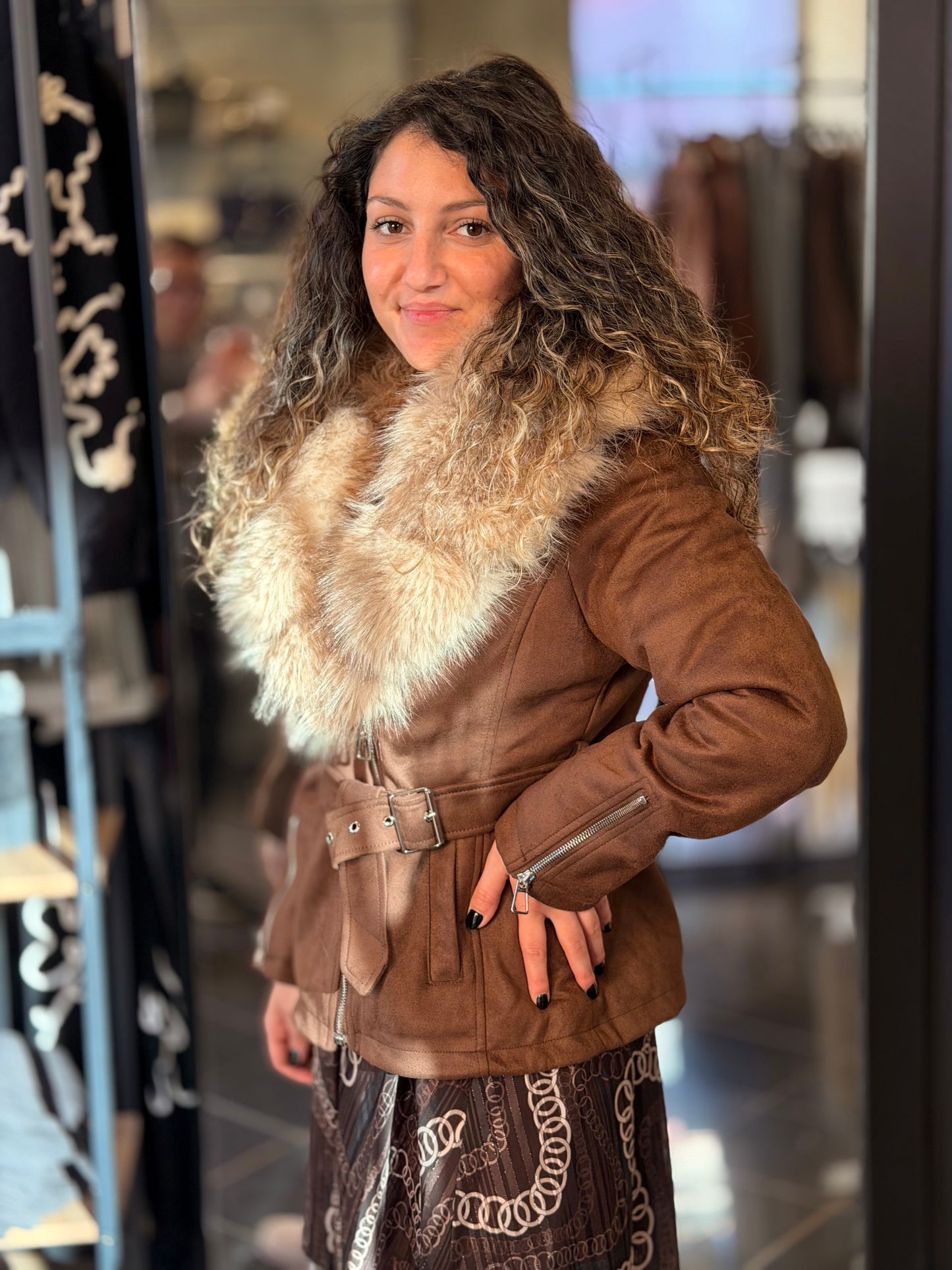 Giacca in suede marrone con ecopelliccia sul collo e all’interno in taglia unica 2402