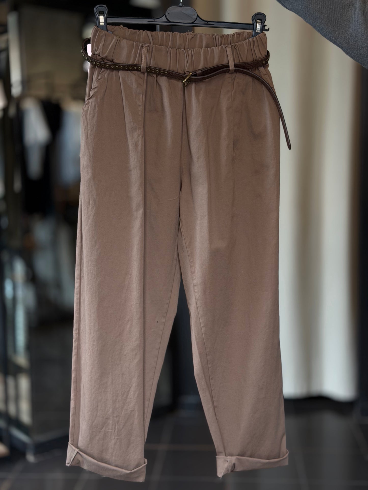 Pantalone beige con coulisse in vita e cintura 2534