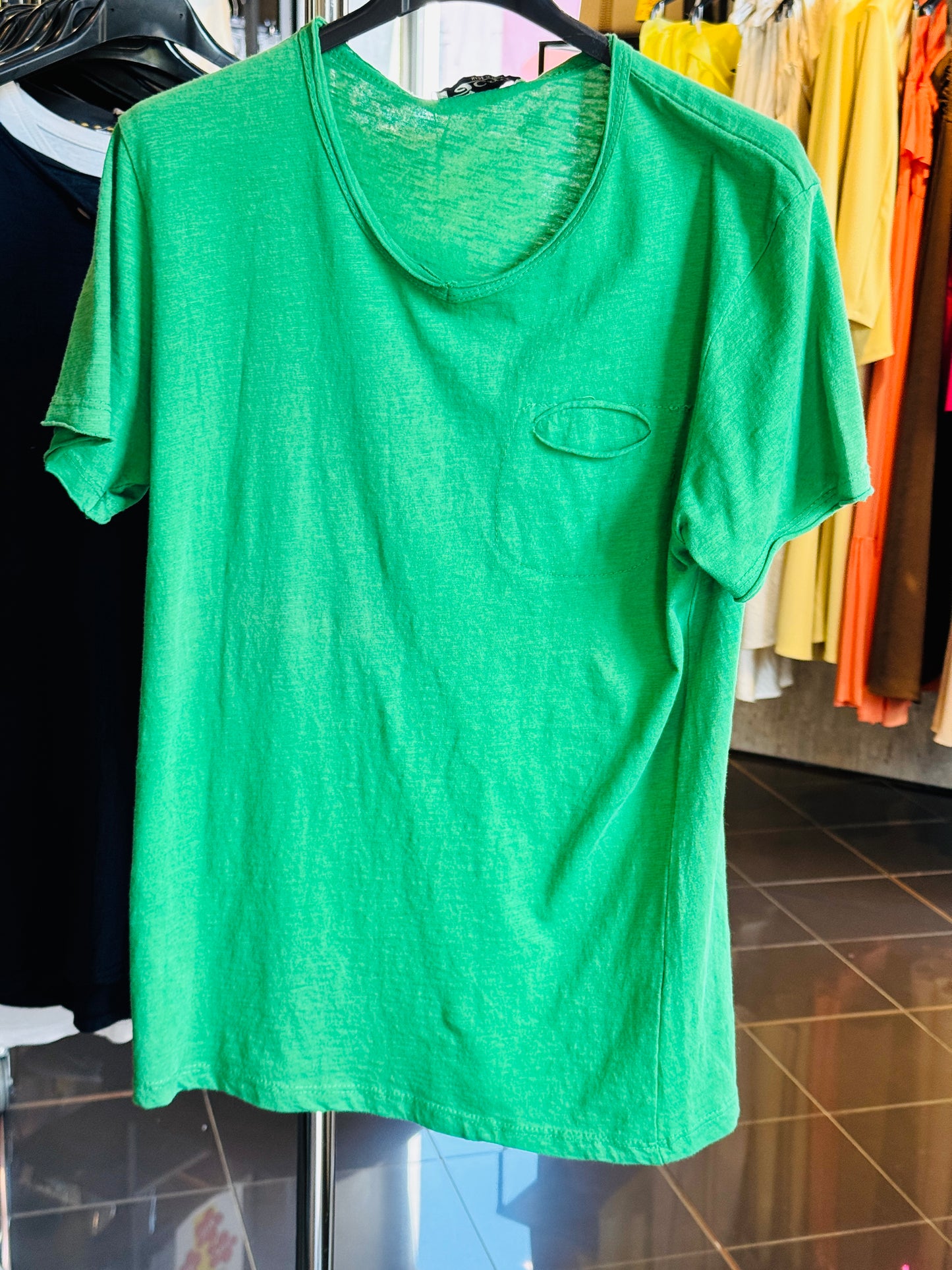 T-shirt scollo a v basica verde