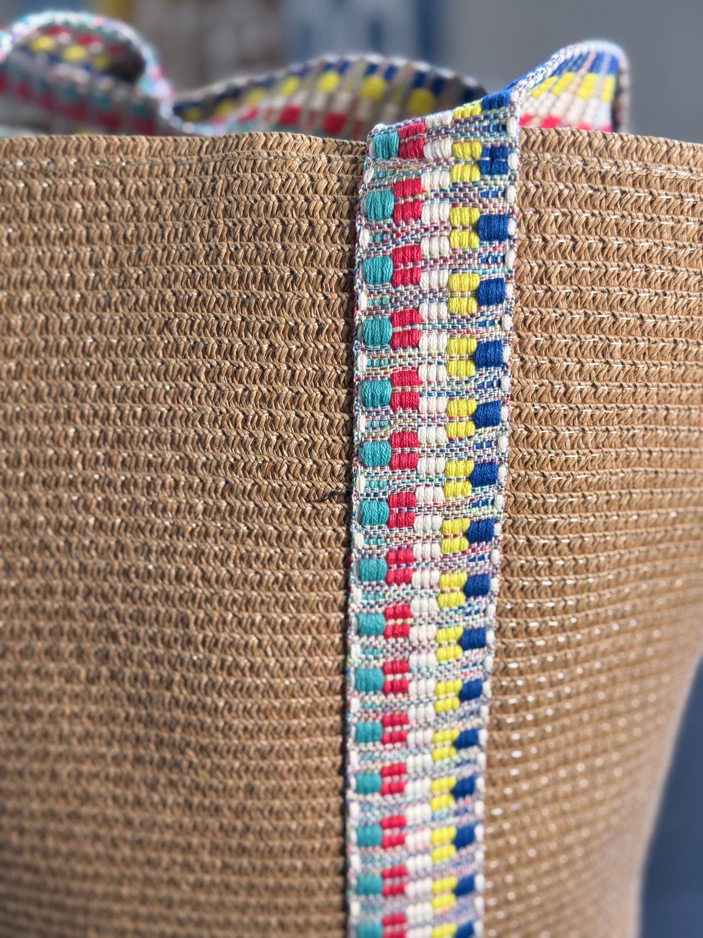 Borsa effetto rafia beige con manici colorati 2583