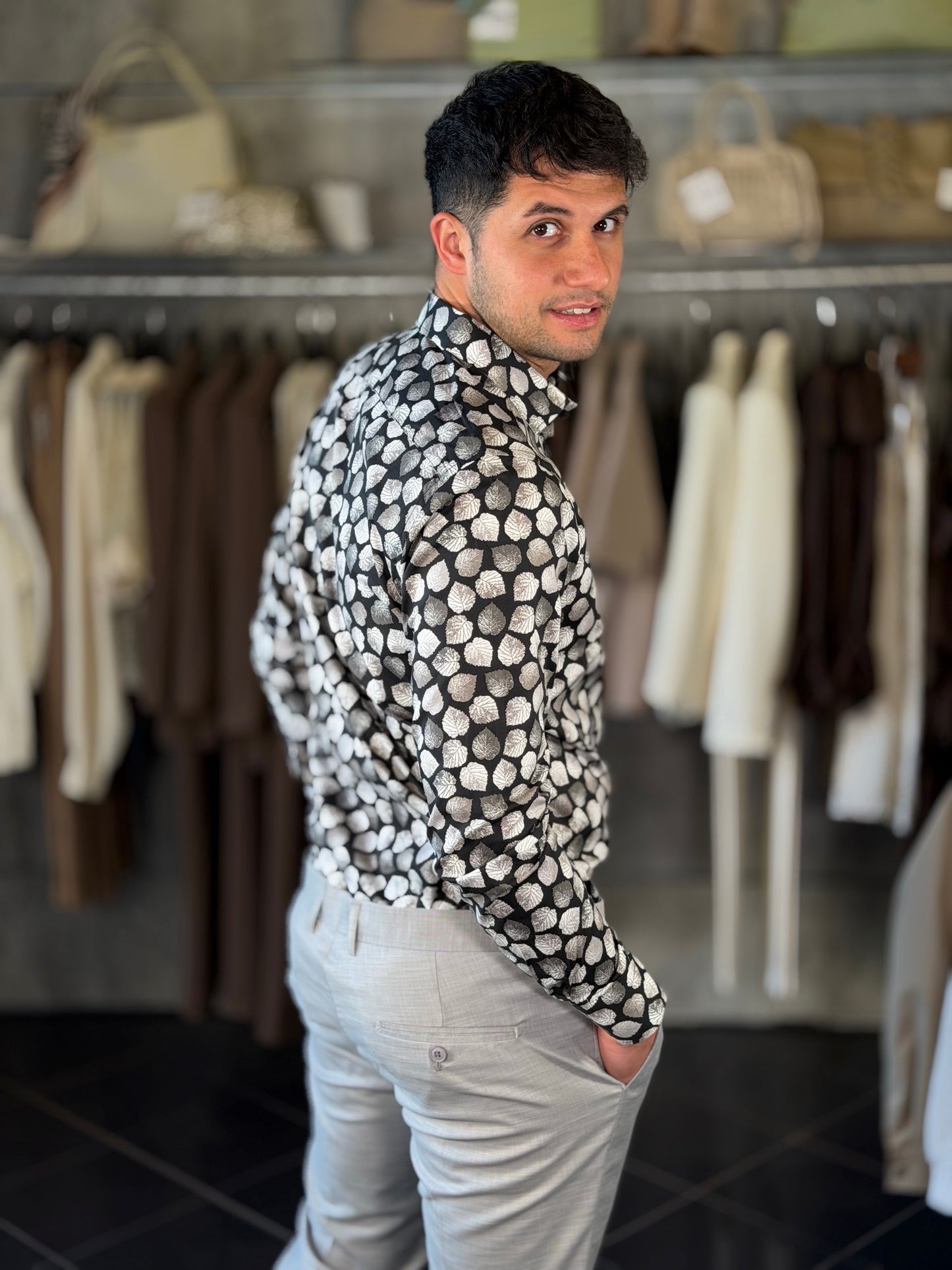 Camicia nera con stampa foglie beige 2272