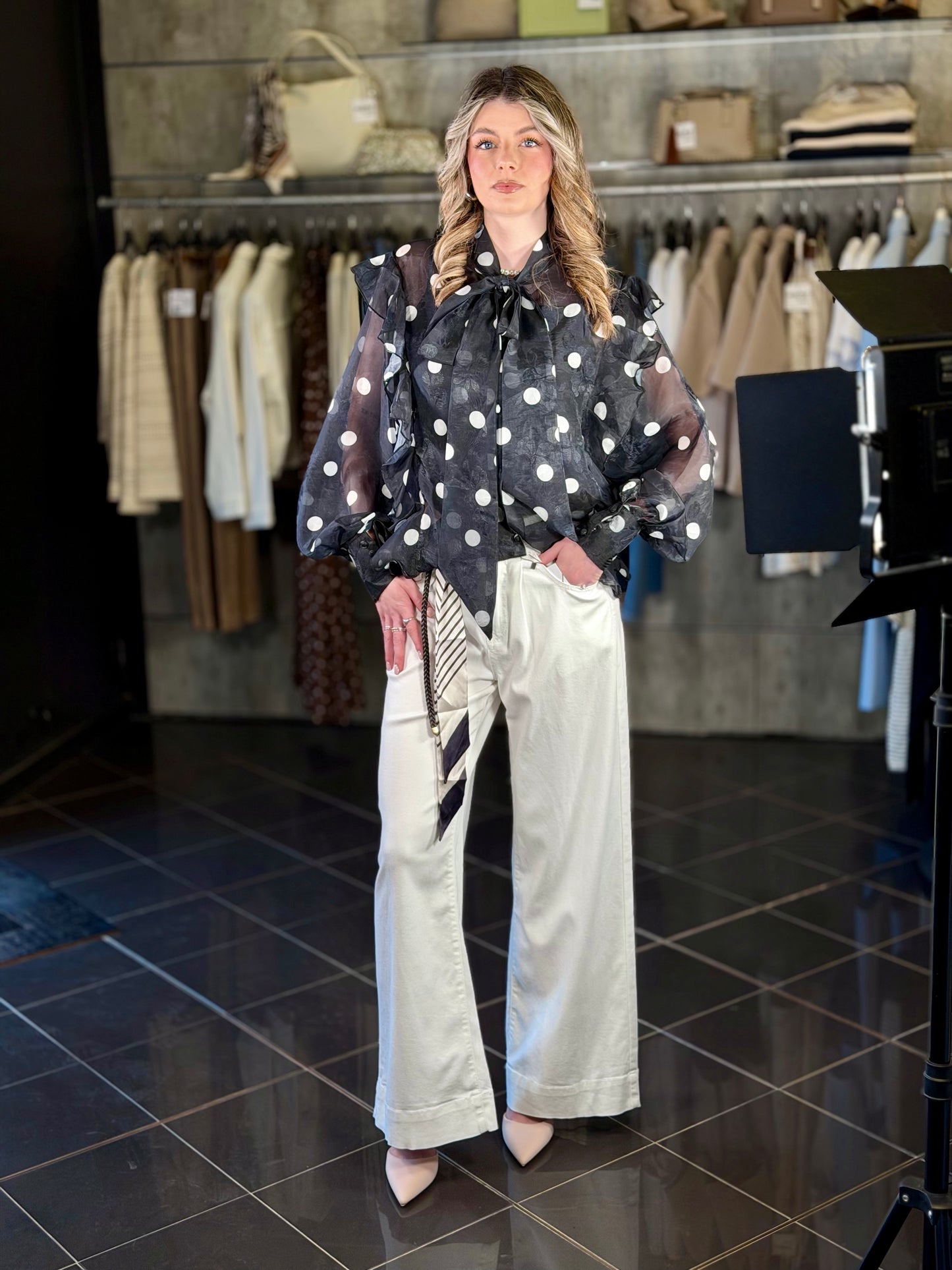 Pantalone a palazzo bianco con cintura e foulard 2054