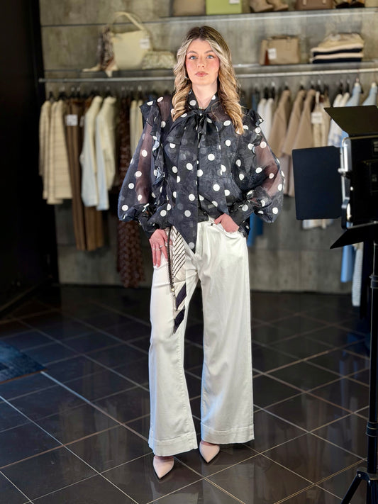 Pantalone a palazzo bianco con cintura e foulard 2054