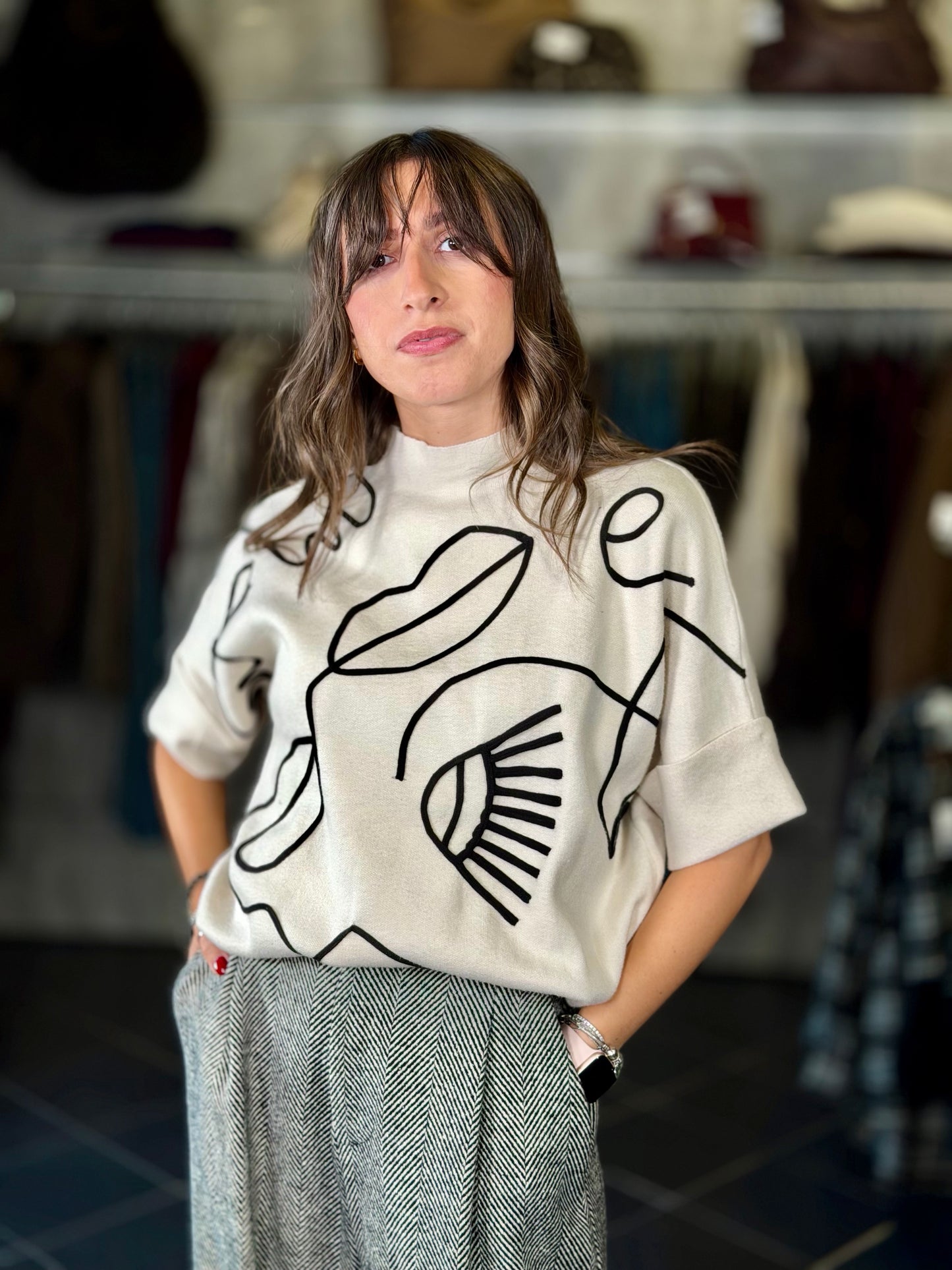 Maglioncino bianco a lupetto e maniche a tre quarti con ricamo nero in taglia unica 2216