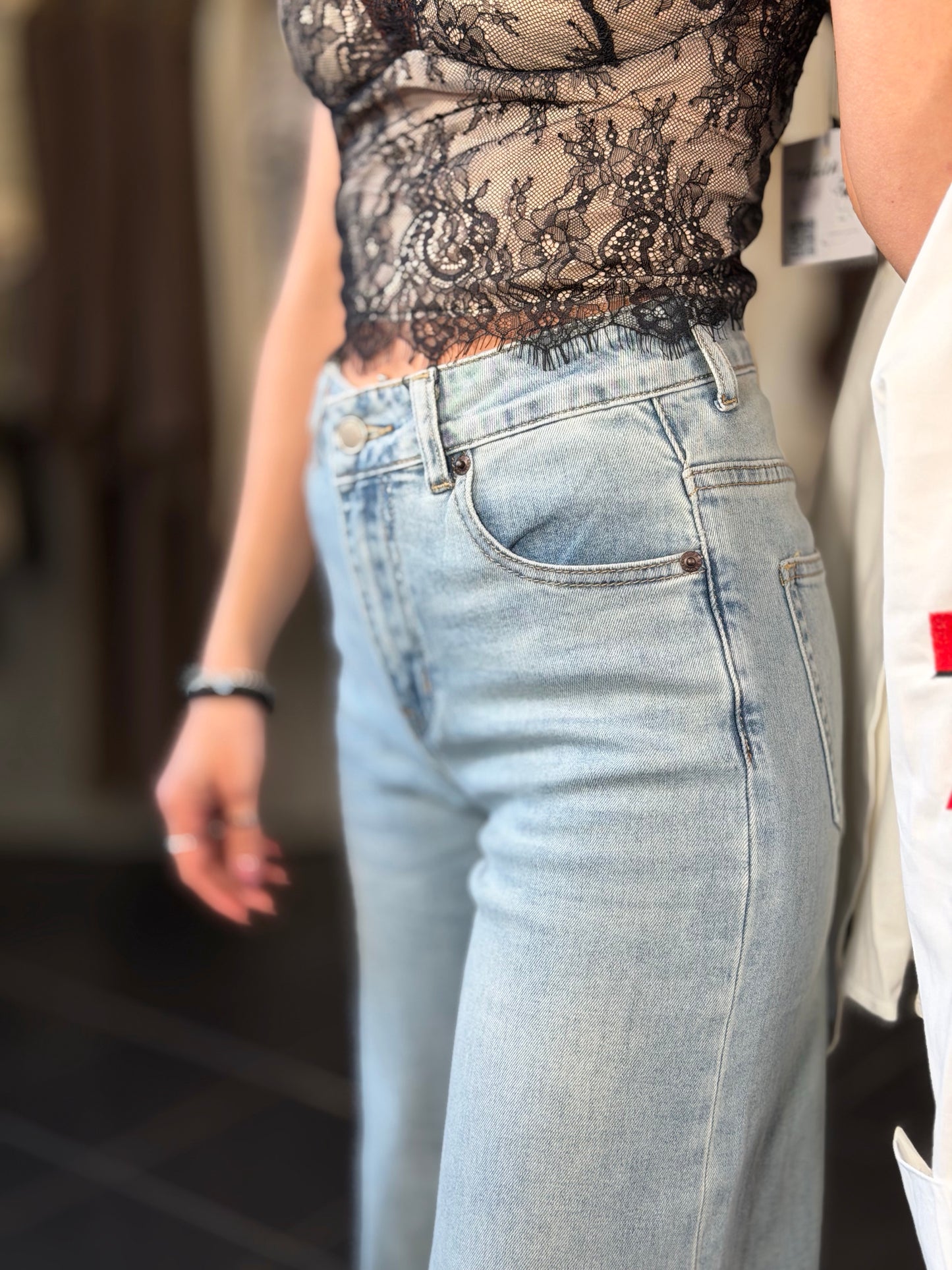 Jeans chiaro largo con risvolto sul fondo 2249