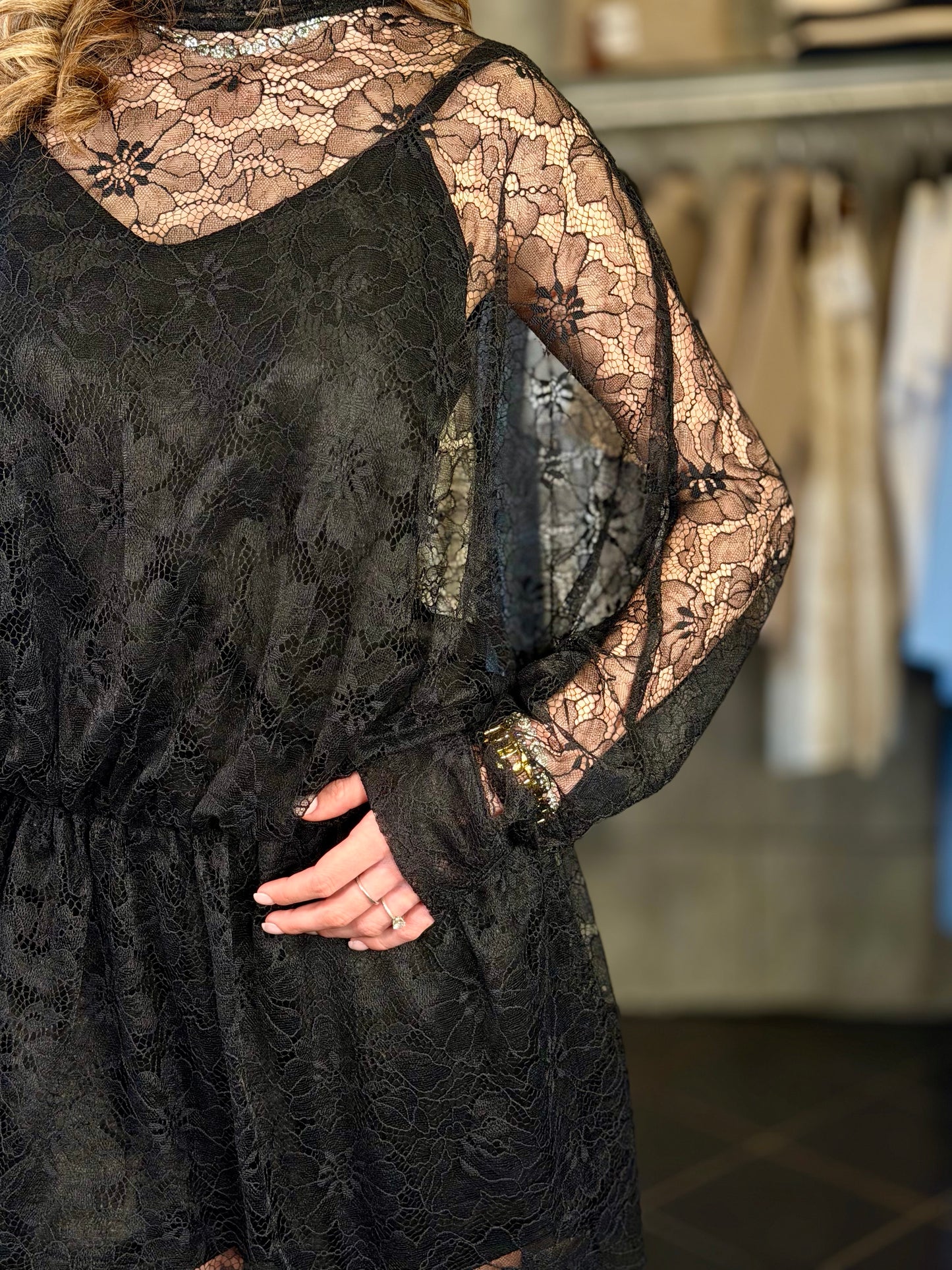 Abito in pizzo con sottoveste a pantaloncino in taglia unica 2038