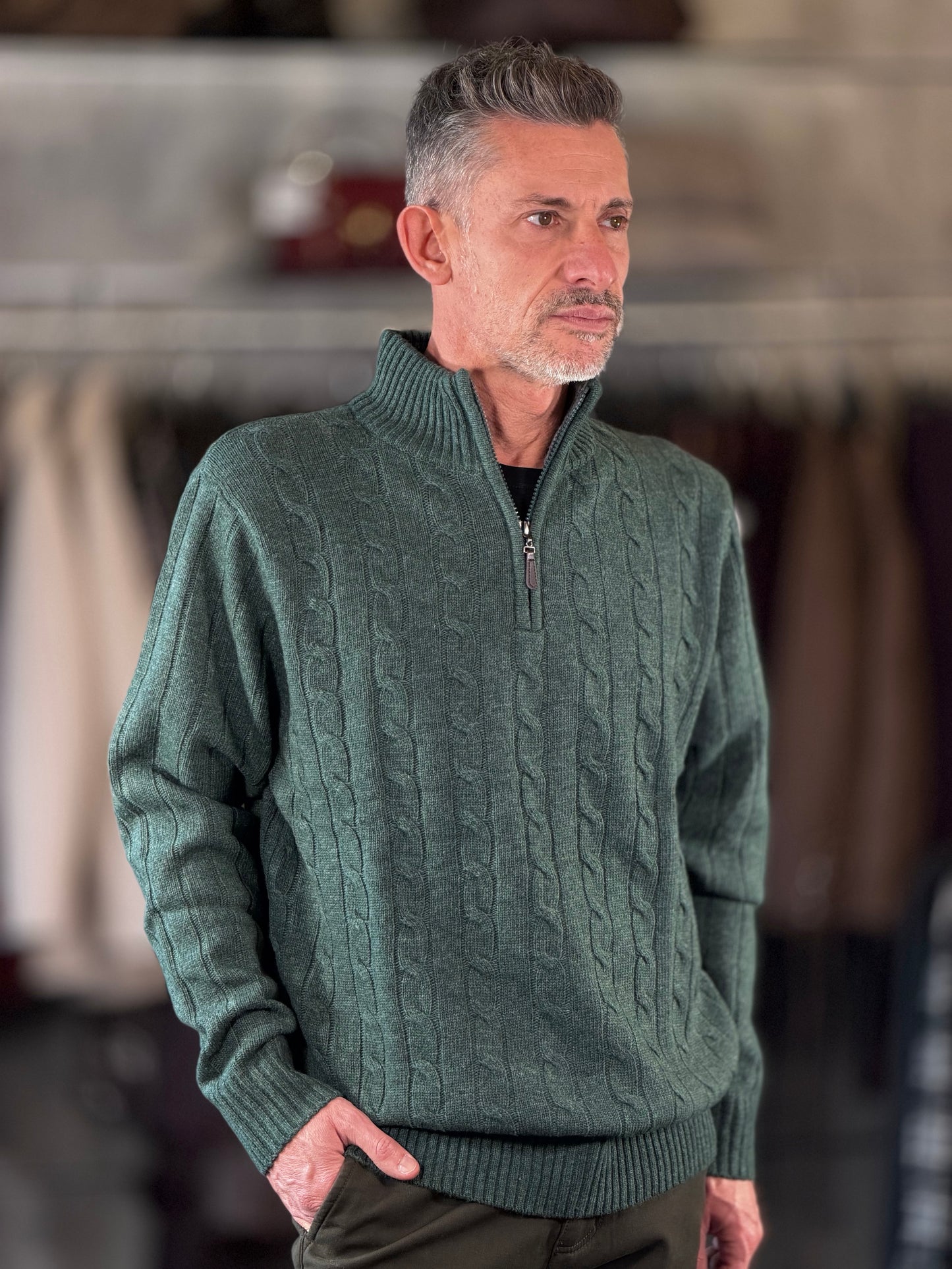 Maglione verde con trecce e zip 2593