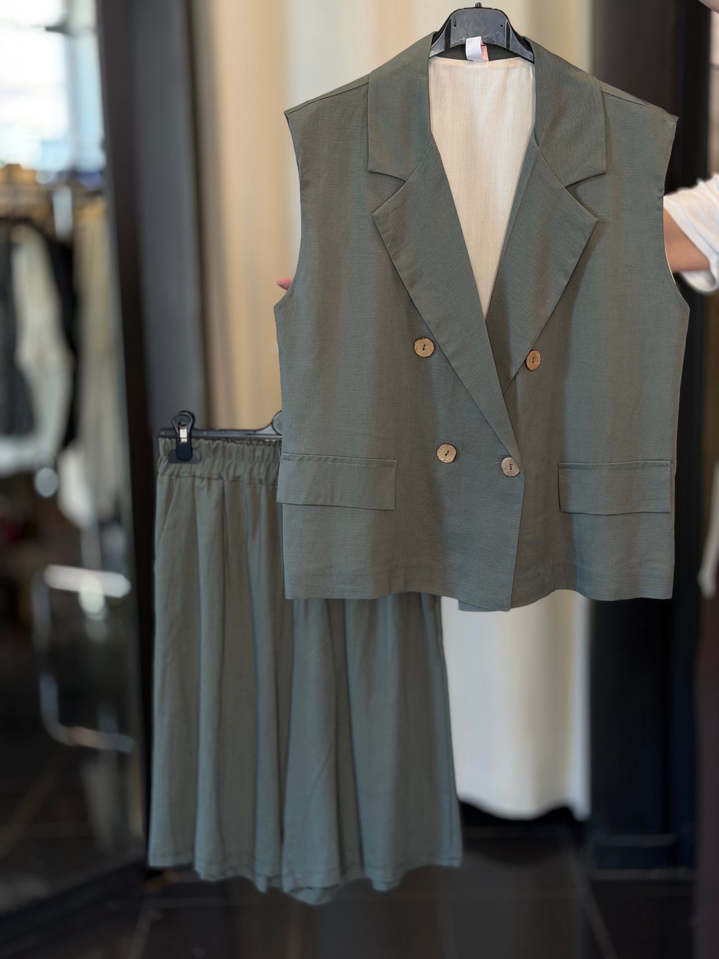 Completo (gilet doppiopetto + bermuda) verde militare in taglia unica 2908