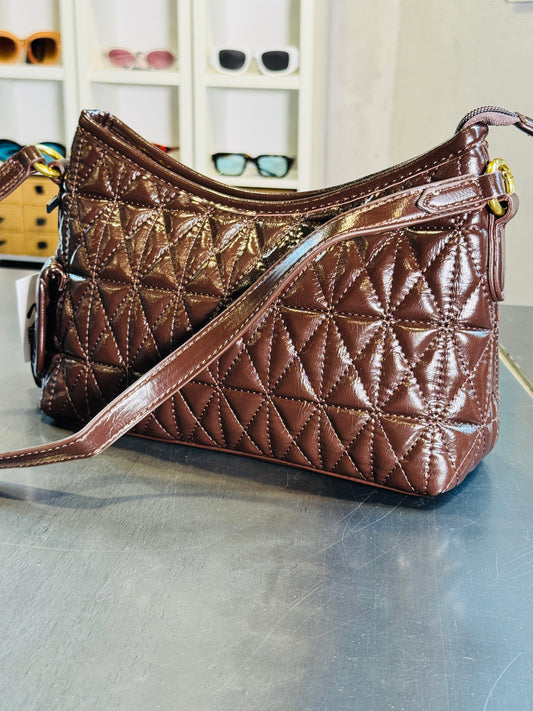 Borsa a spalla in similpelle lucida marrone cioccolato con impunture e tracolla all’interno 2394