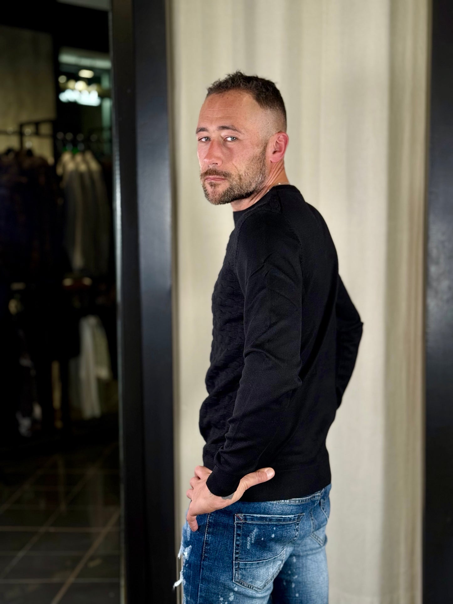 Maglioncino girocollo con trama tono su tono nero 2356