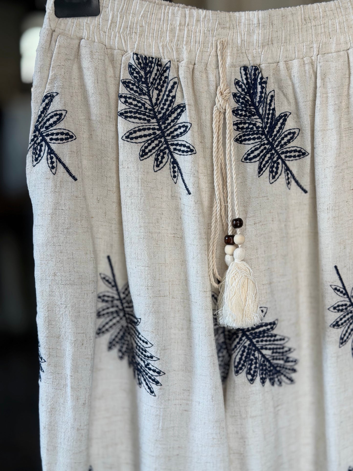 Pantalone a palazzo sabbia con foglie blu e con coulisse in vita in taglia unica 2493