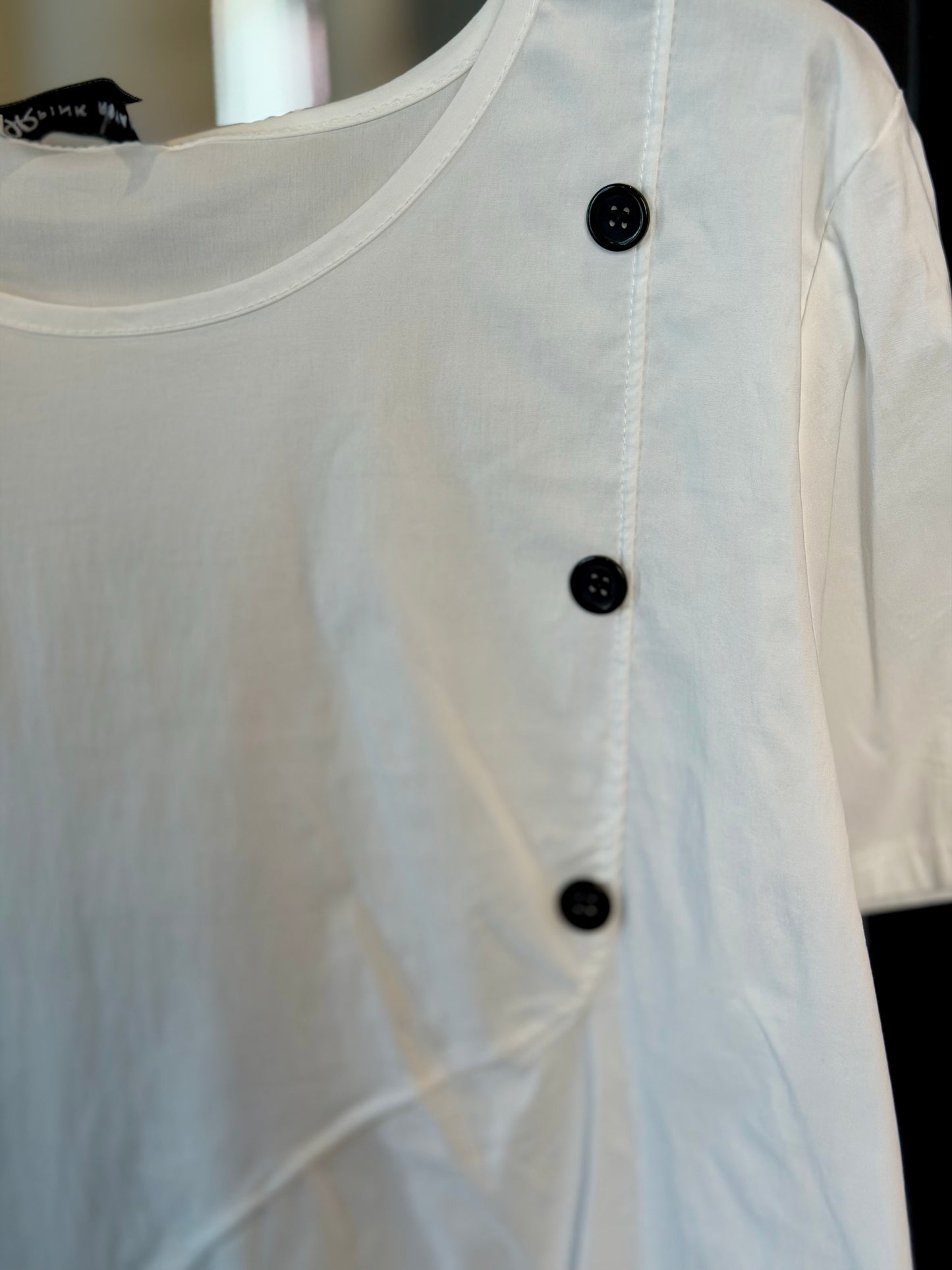 T-shirt bianca oversize con bottoni 2401