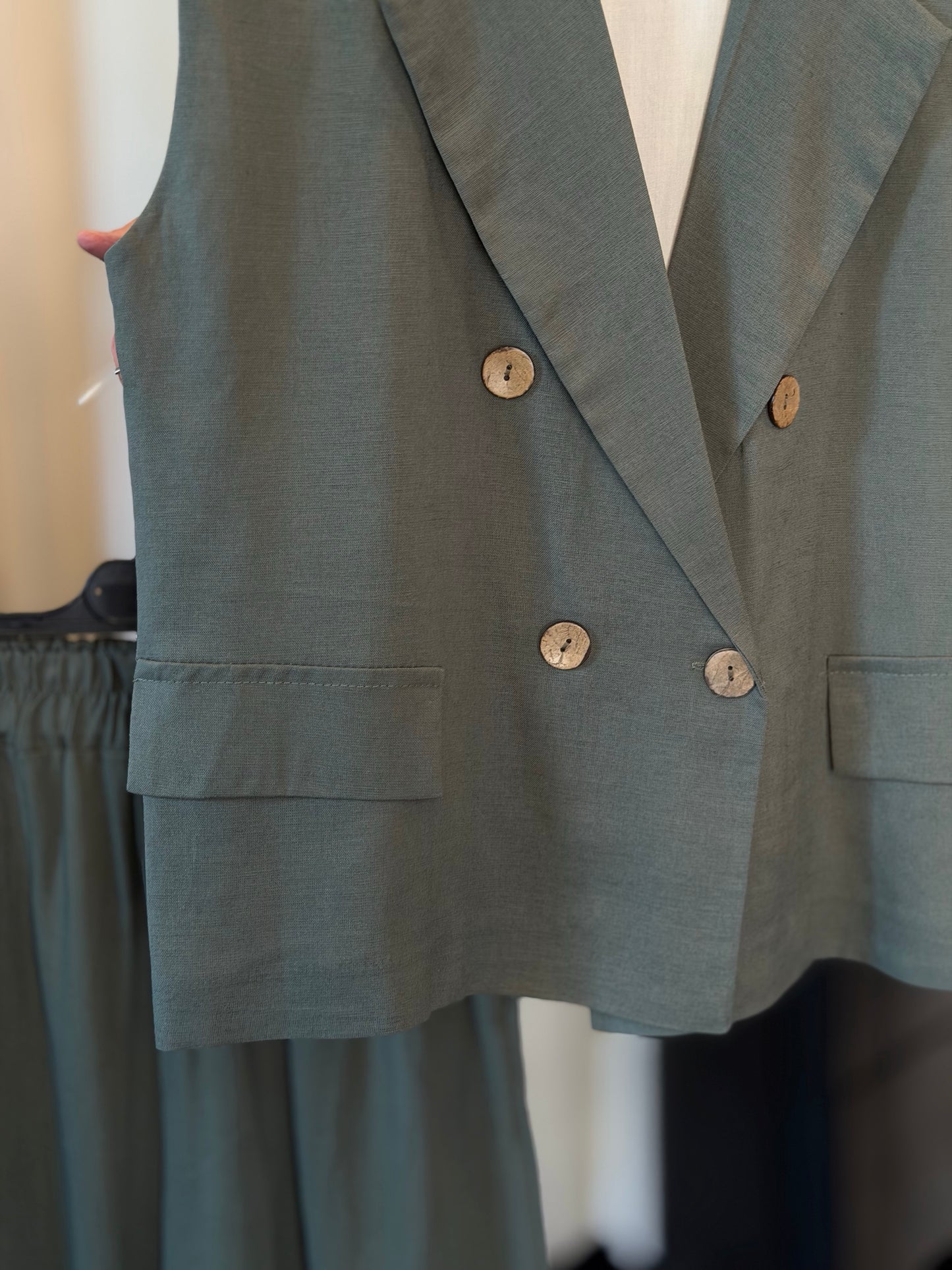 Completo (gilet doppiopetto + bermuda) verde militare in taglia unica 2908