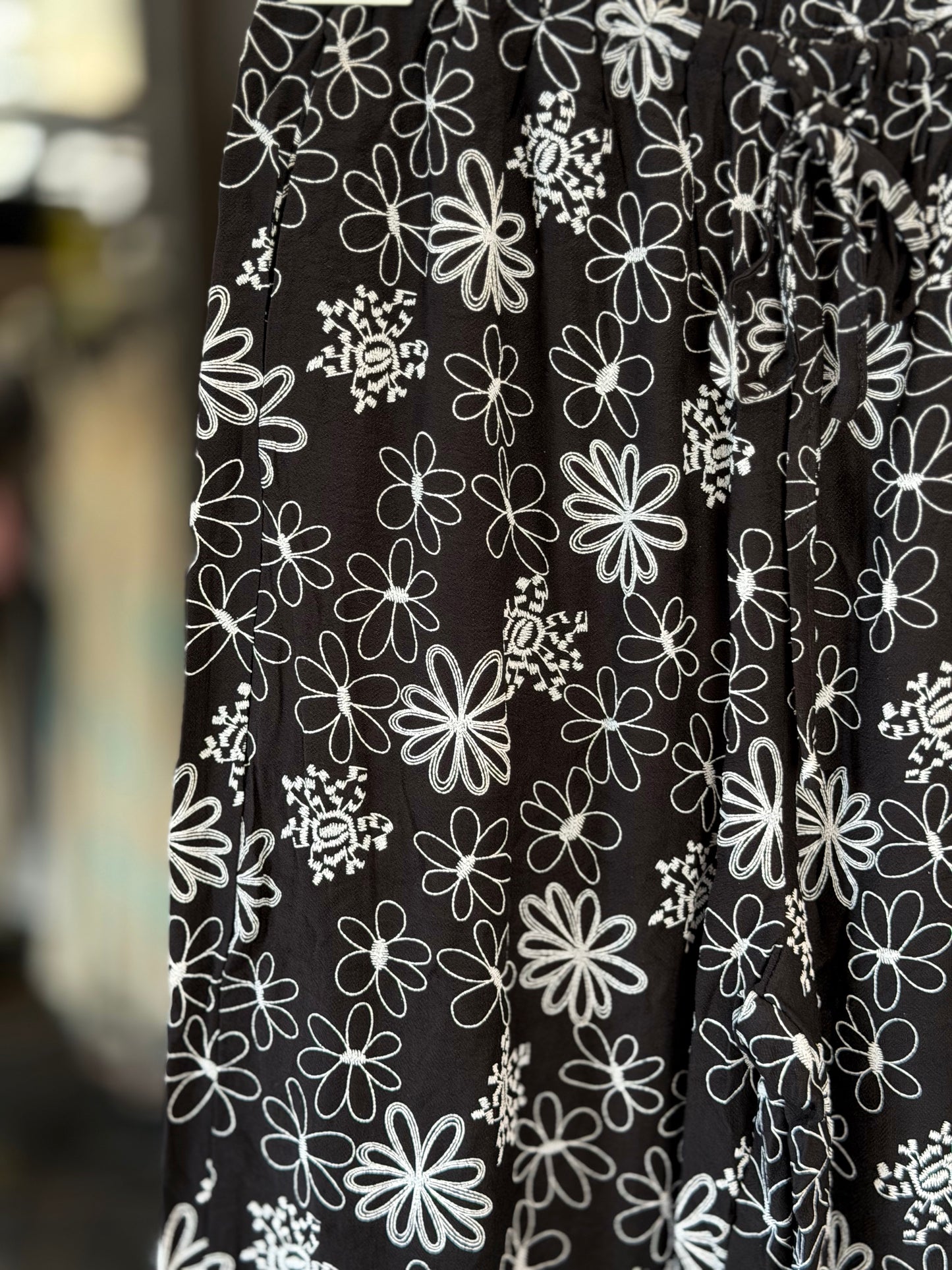 Pantalone nero ricamato bianco in taglia unica 2483