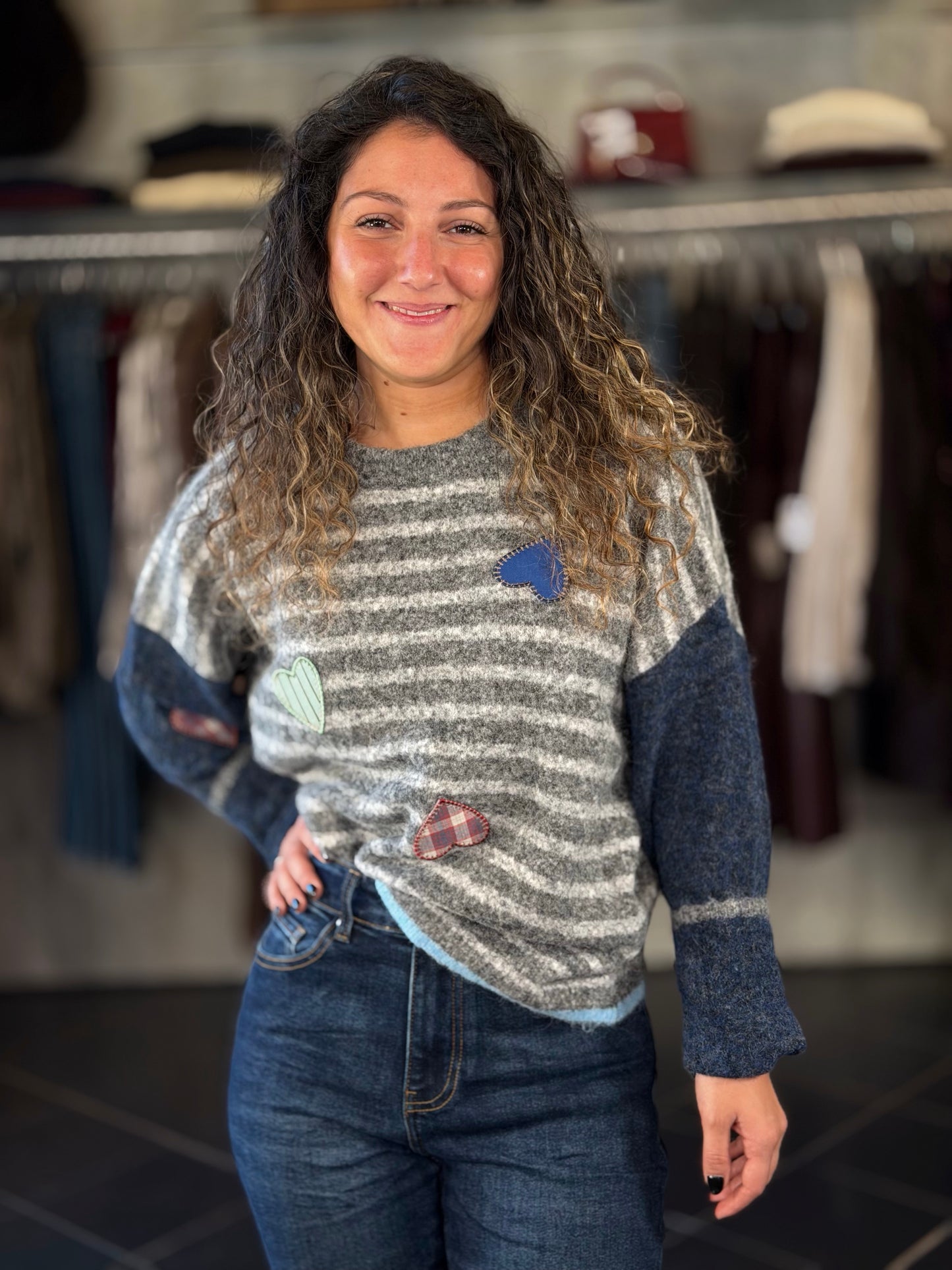 Maglioncino grigio e blu a righe con cuori in taglia unica 2470
