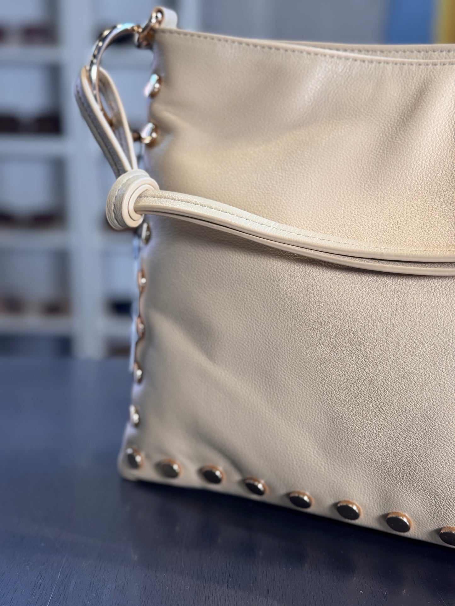 Borsa beige con borchie oro tracolla all’interno 2569