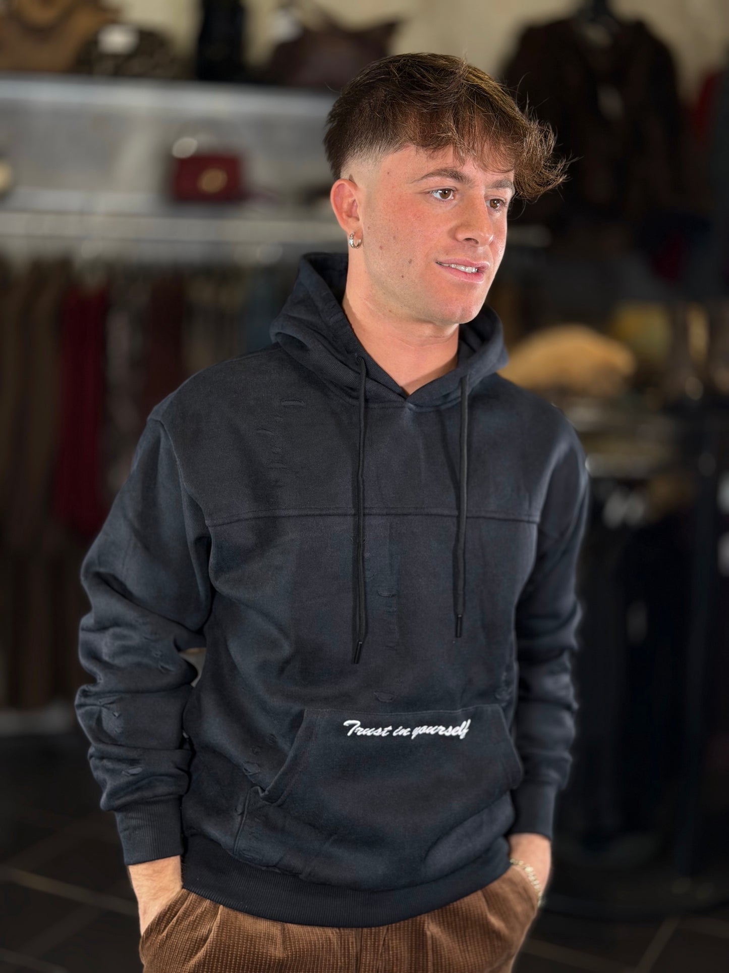 Felpa nera con cappuccio e strappi 2519