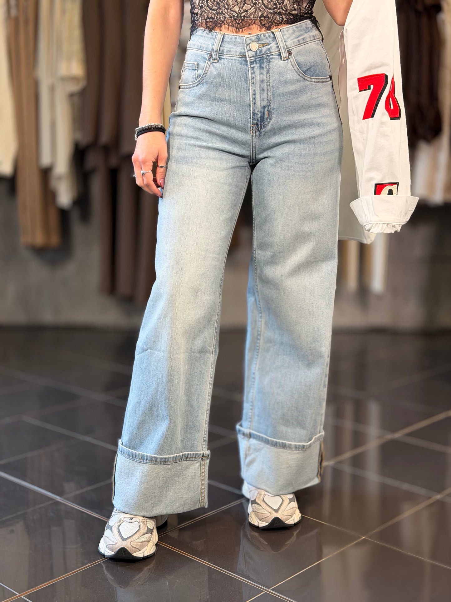 Jeans chiaro largo con risvolto sul fondo 2249