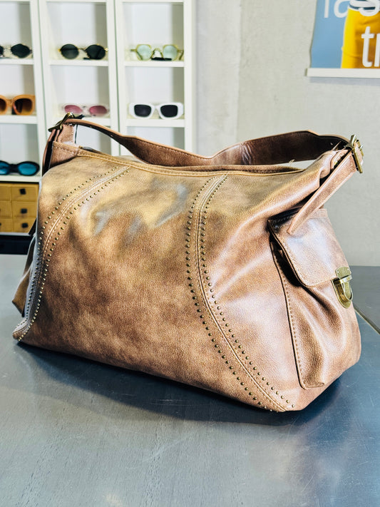 Borsa in similpelle beige con effetto invecchiato e tracolla all’interno 2391