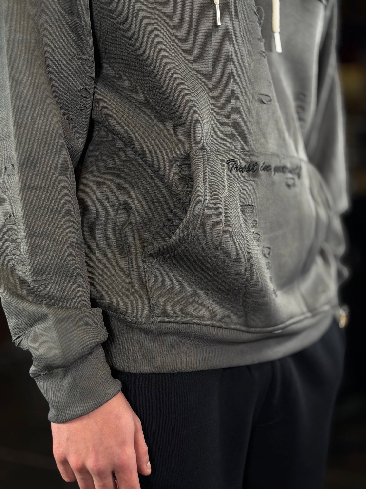 Felpa grigia con cappuccio e strappi 2520