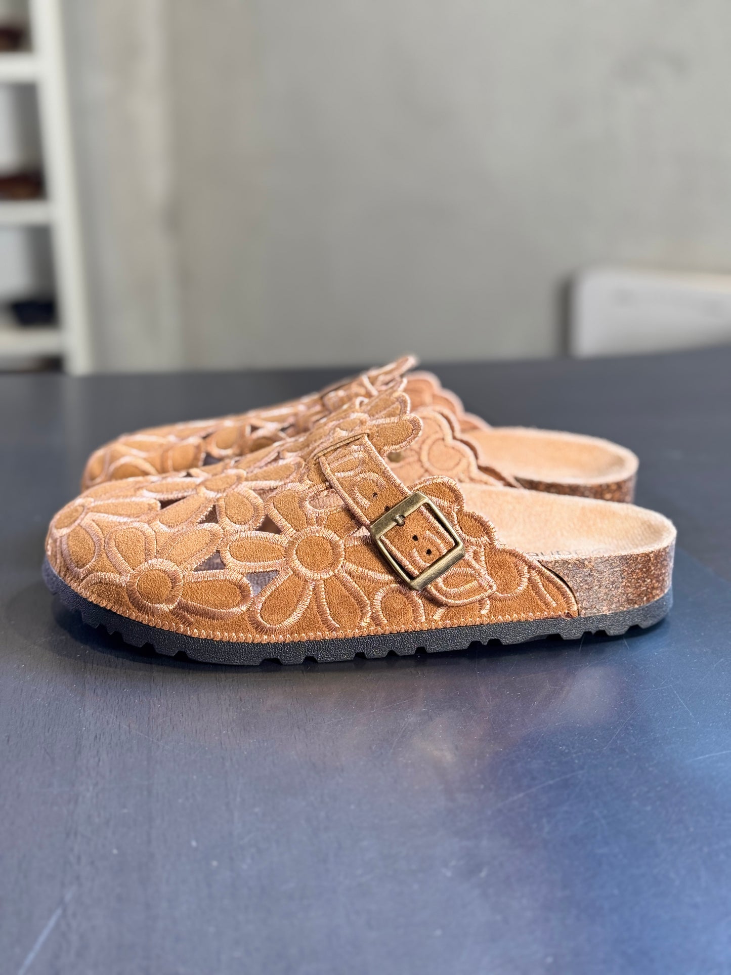 Ciabatta con fibbia e fiori beige 2498