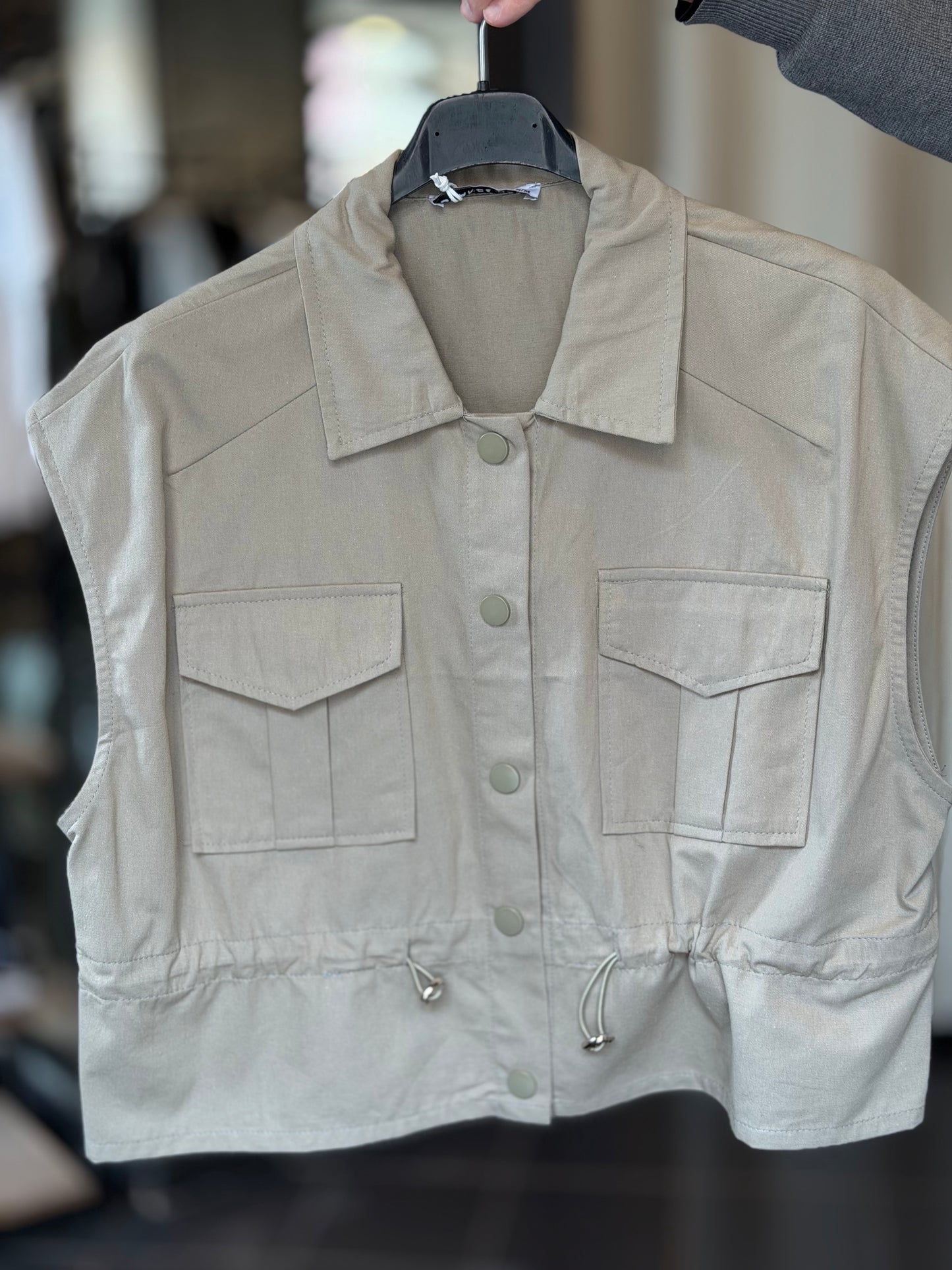 Gilet verde salvia con coulisse in vita 2466