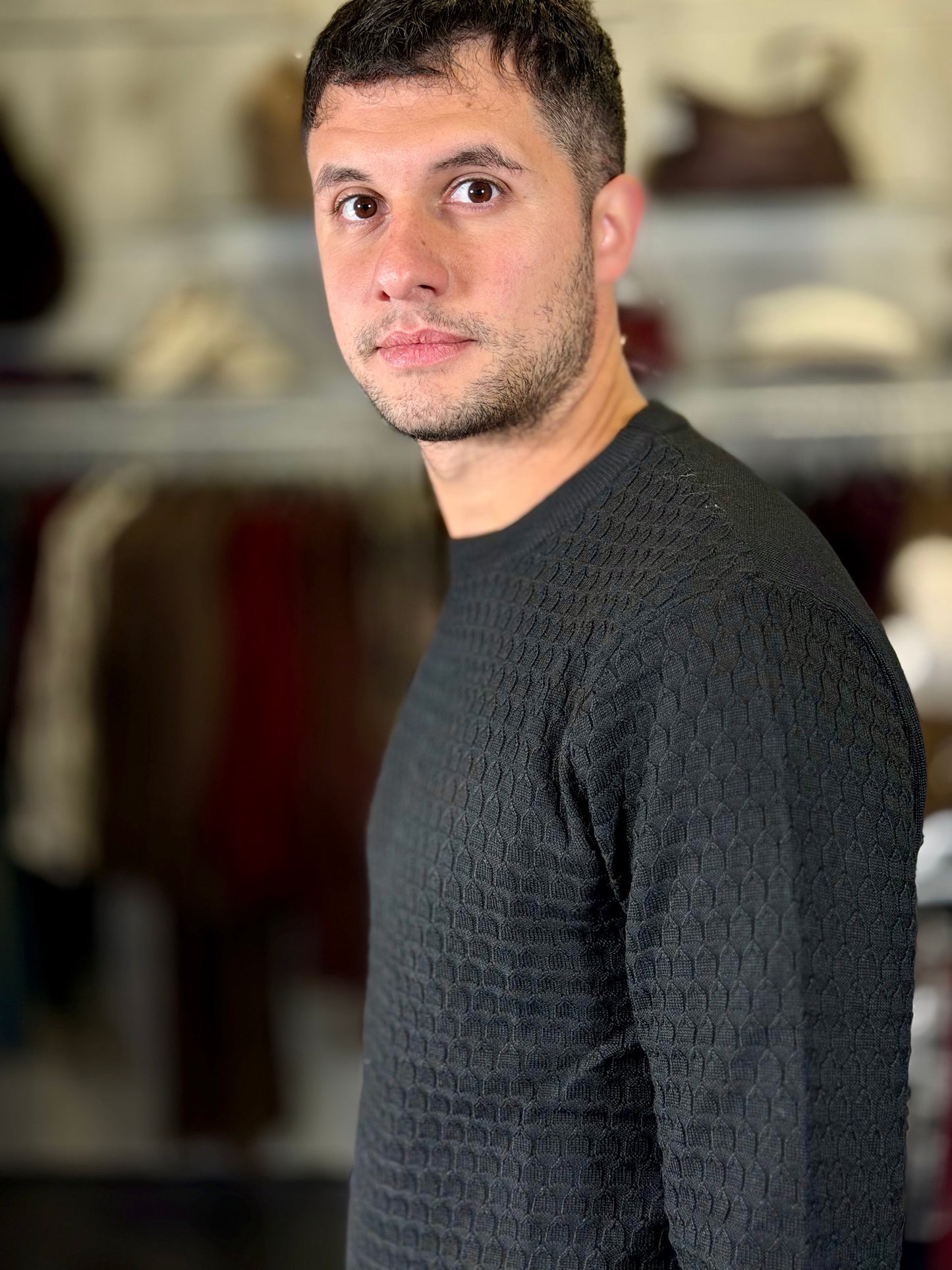 Maglioncino girocollo con trama tono su tono nero 2350