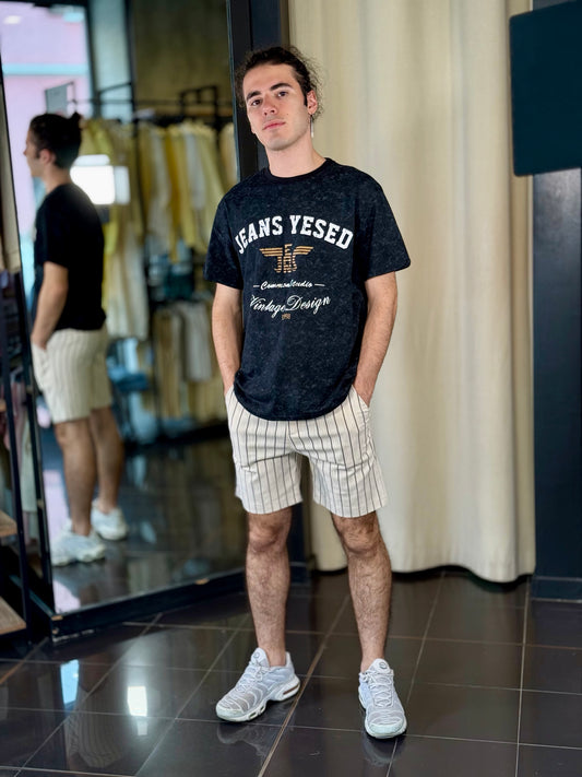 T-shirt nera con stampa 644