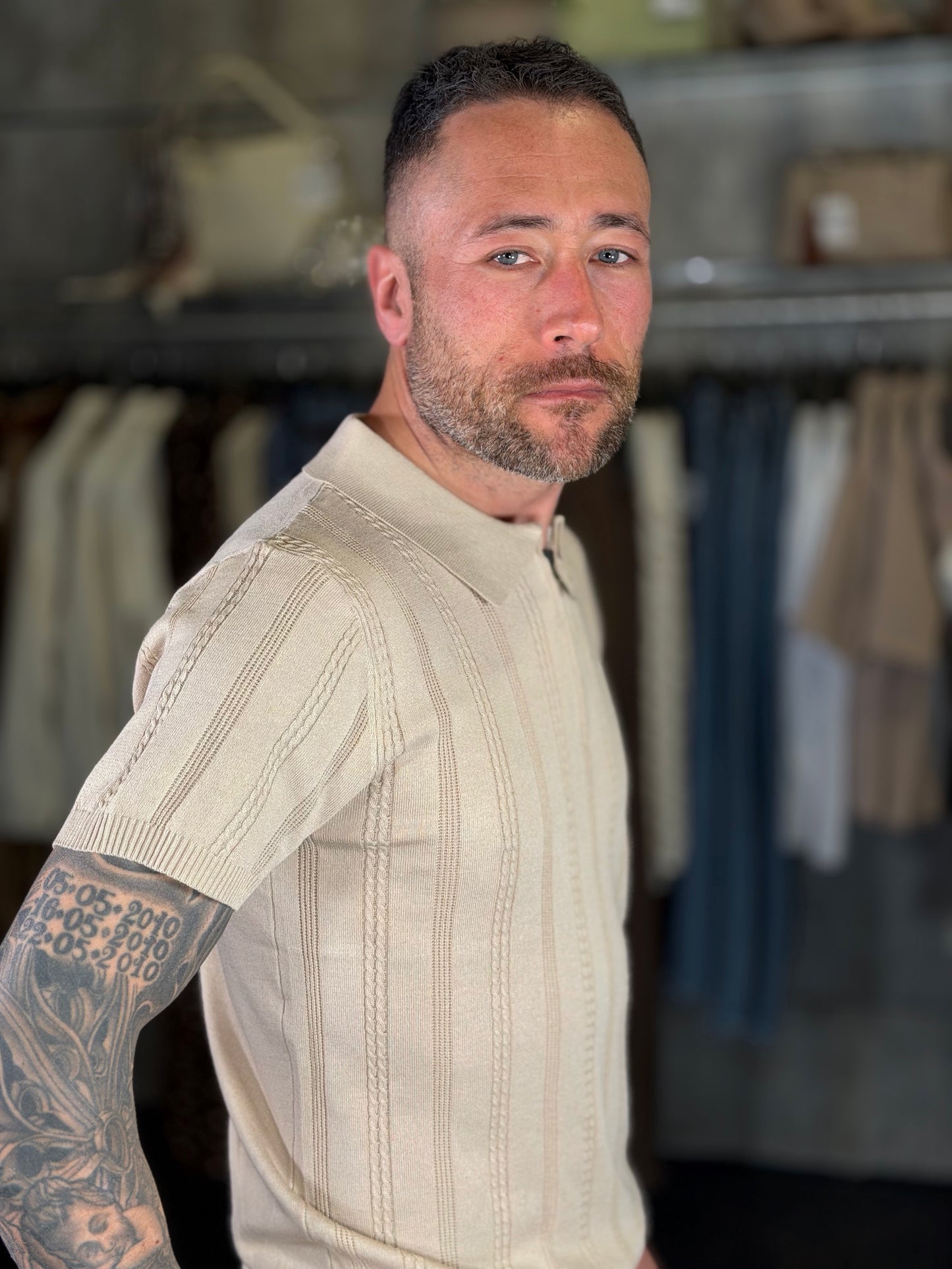 Polo con trama tono su tono in filo beige con zip 2121