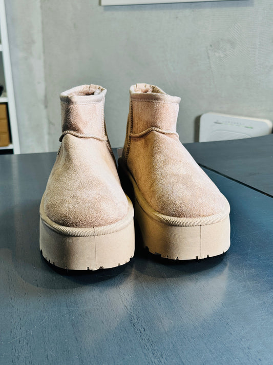 Boots in suede beige con eco pelliccia all’interno e platform 2167