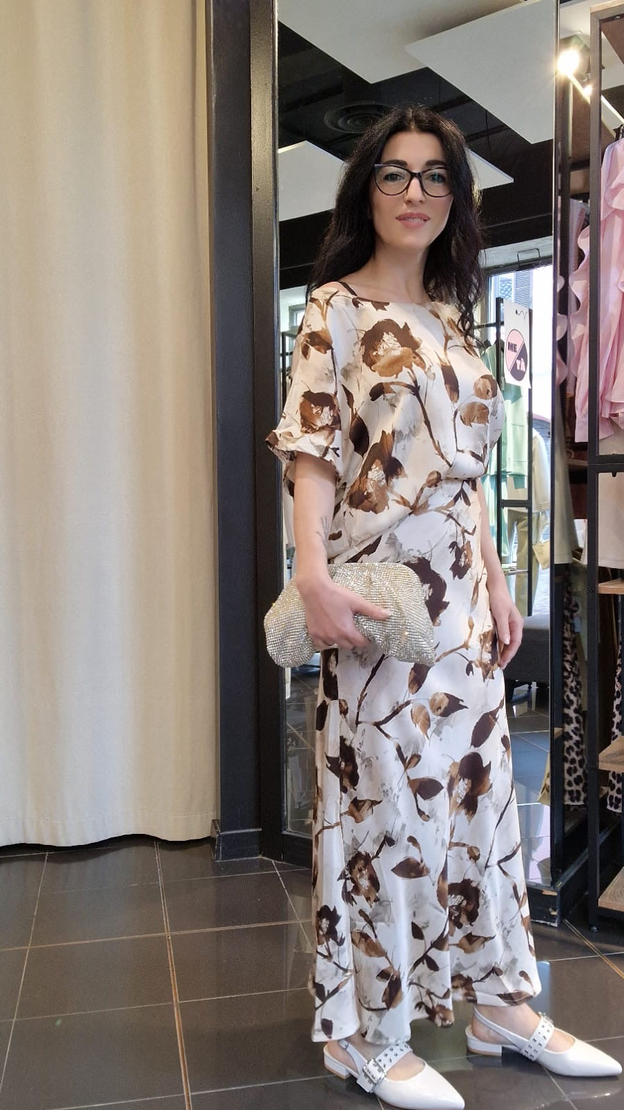 Blusa oversize satinata con stampa fiore marrone 416