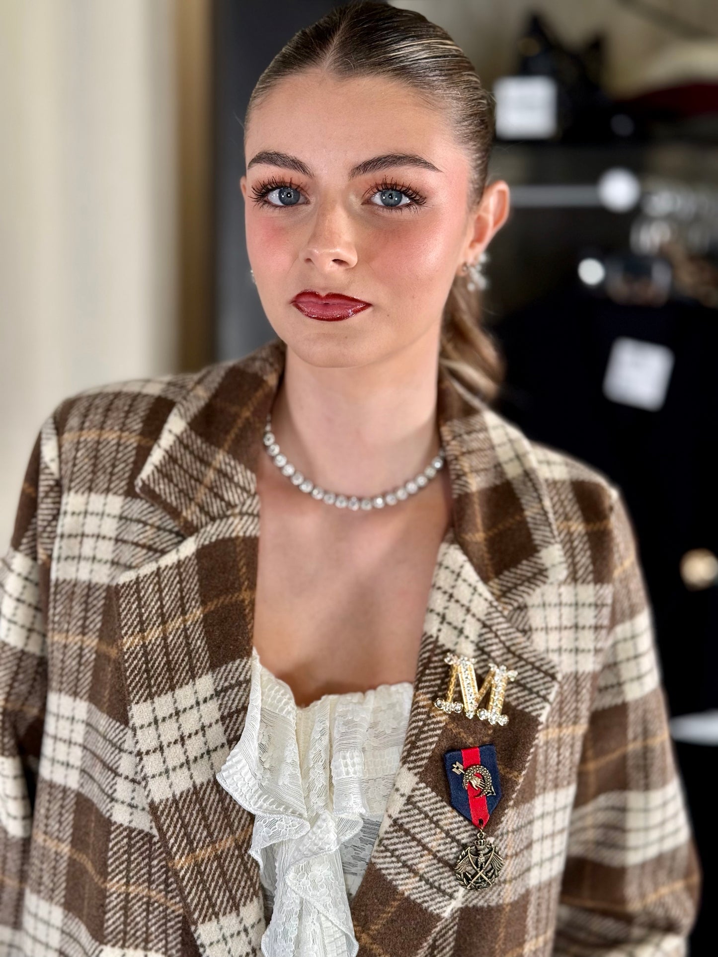 Blazer scozzese marrone con spille in taglia unica 2272