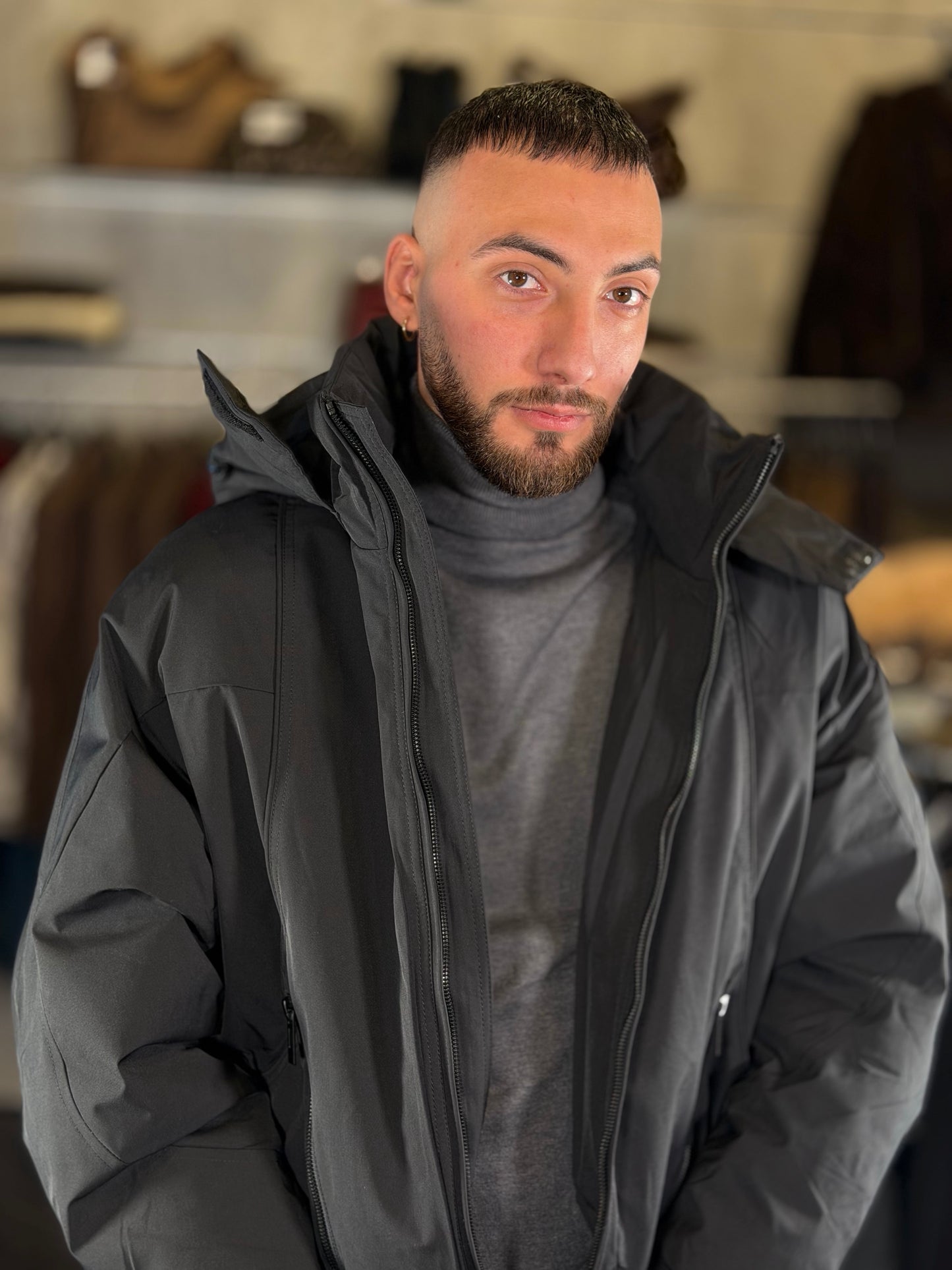 Piumino nero con cappuccio 2485