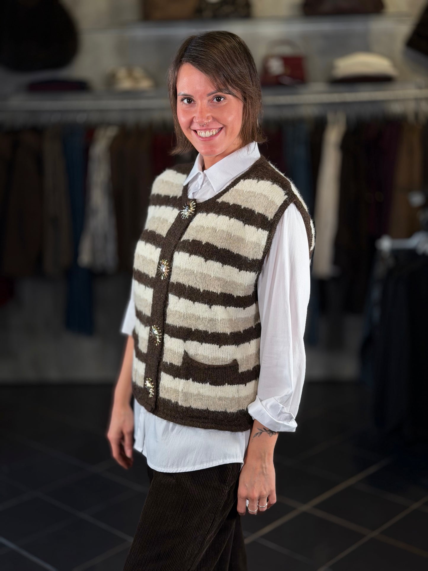 Gilet smanicato a righe marrone con bottoni gioiello in taglia unica 2450