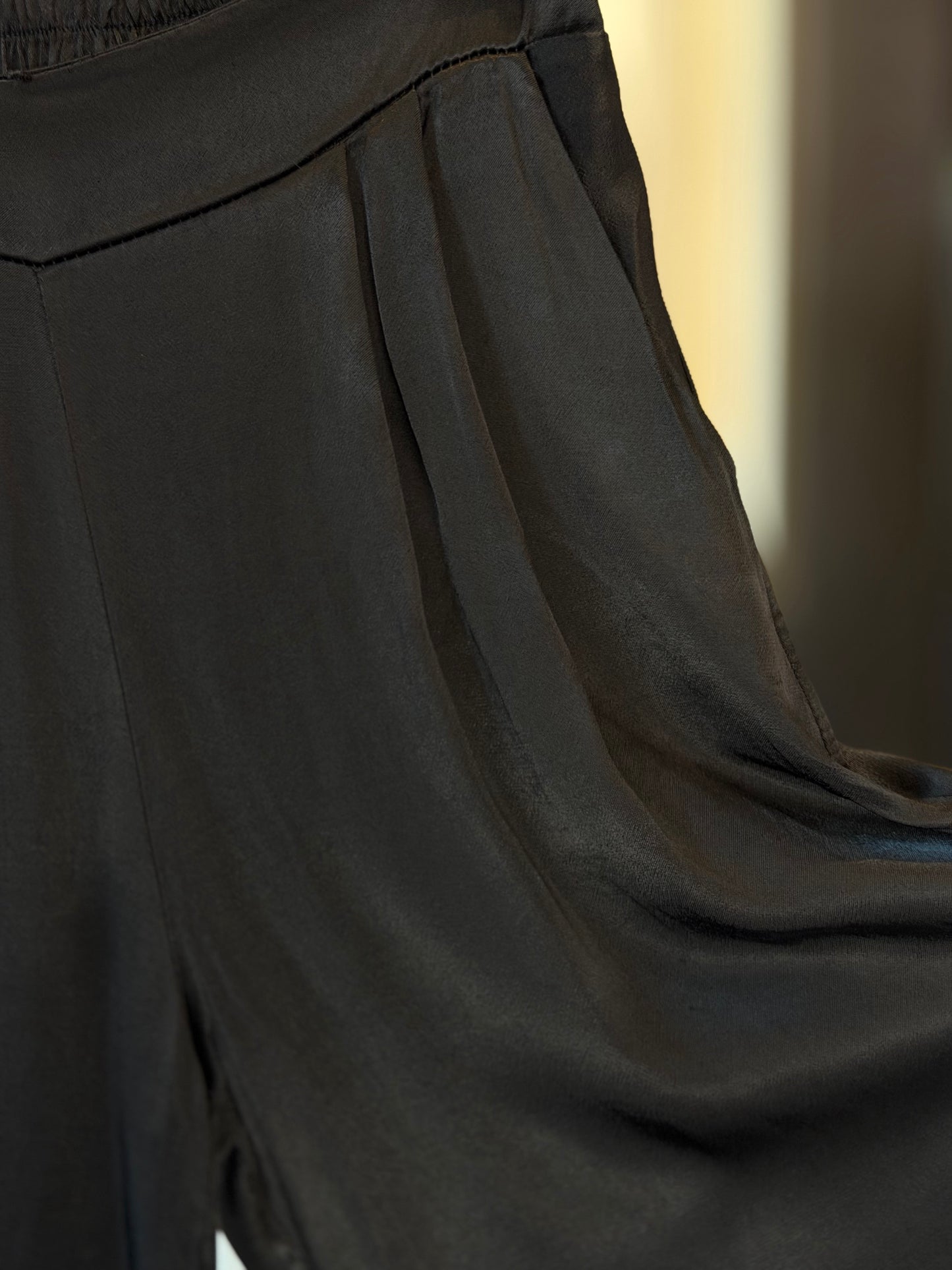Pantalone a palazzo effetto satinato nero in taglia unica 2891