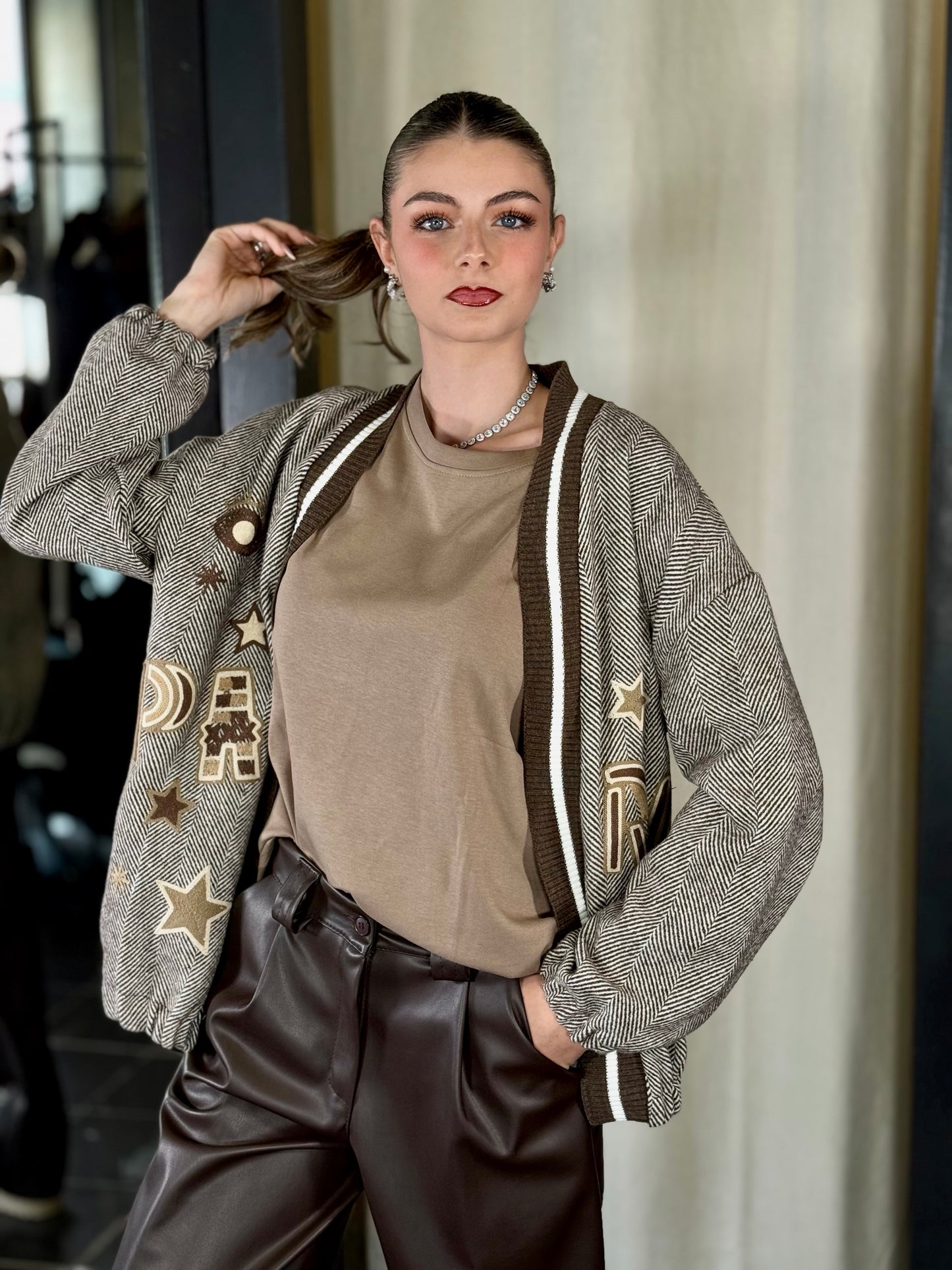 Cardigan spigato marrone con patch in taglia unica 2257