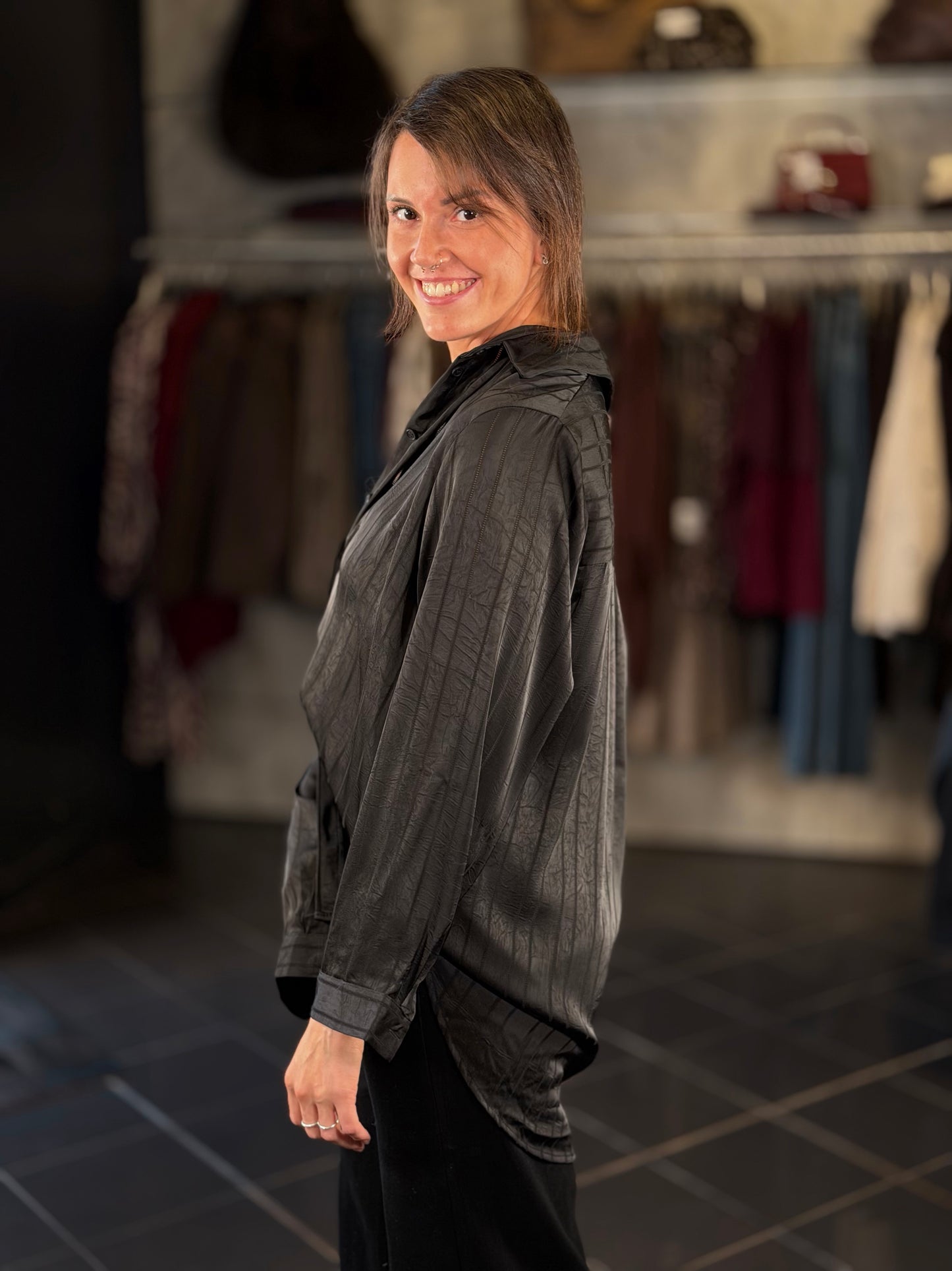 Camicia nera effetto satinato in taglia unica 2442