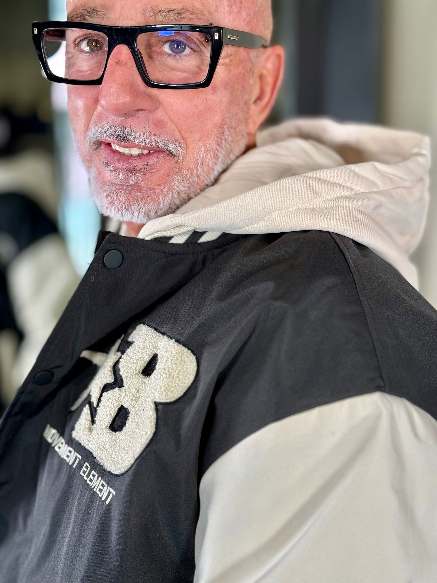 Bomber con cappuccio nero 2308