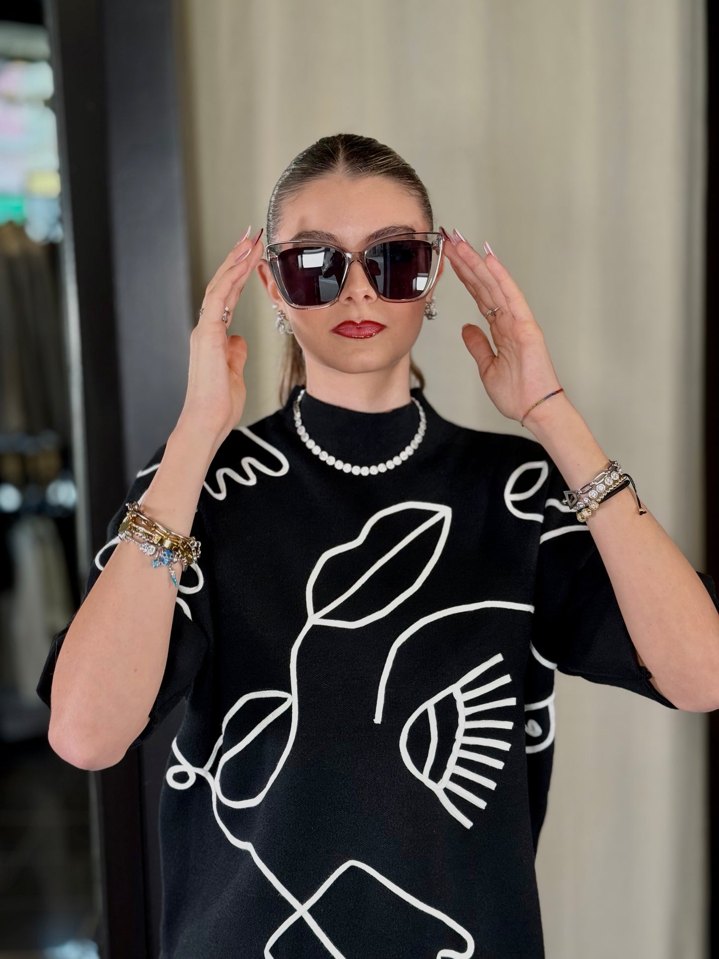 Maglioncino nero a lupetto e maniche a tre quarti con ricamo bianco in taglia unica 2215