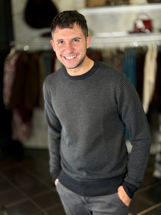 Maglioncino girocollo con pois in tono su tono nero 2352