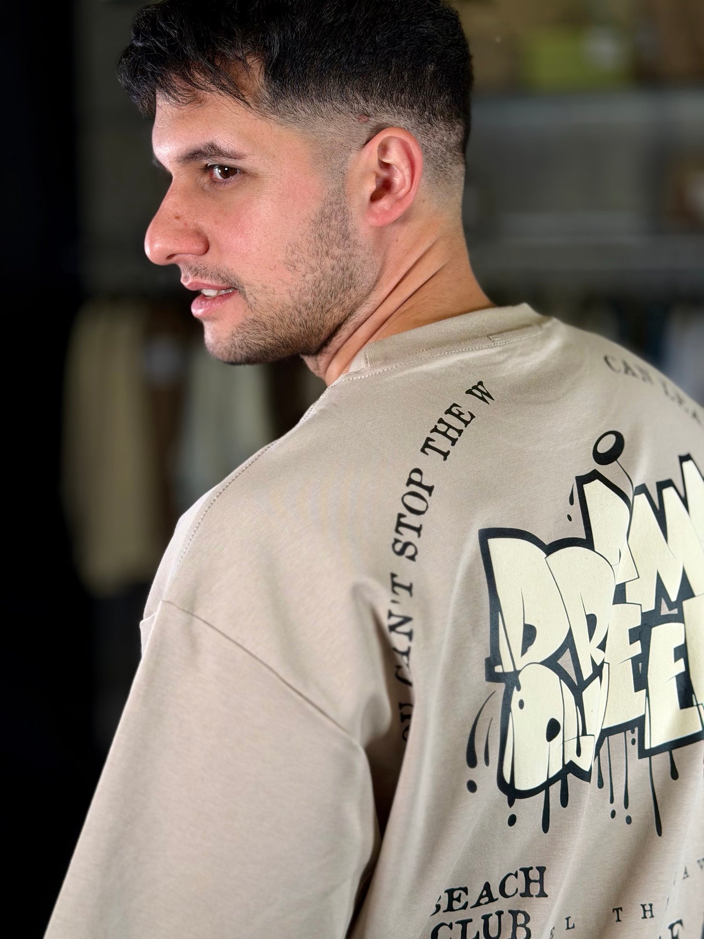 T-shirt oversize beige con scritta e stampa dietro 2106