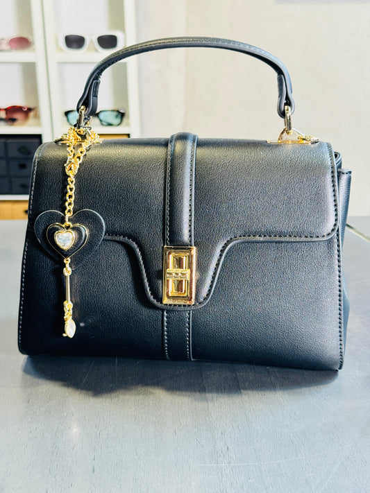 Mini bag nera con tracolla all’interno e portachiavi 2363