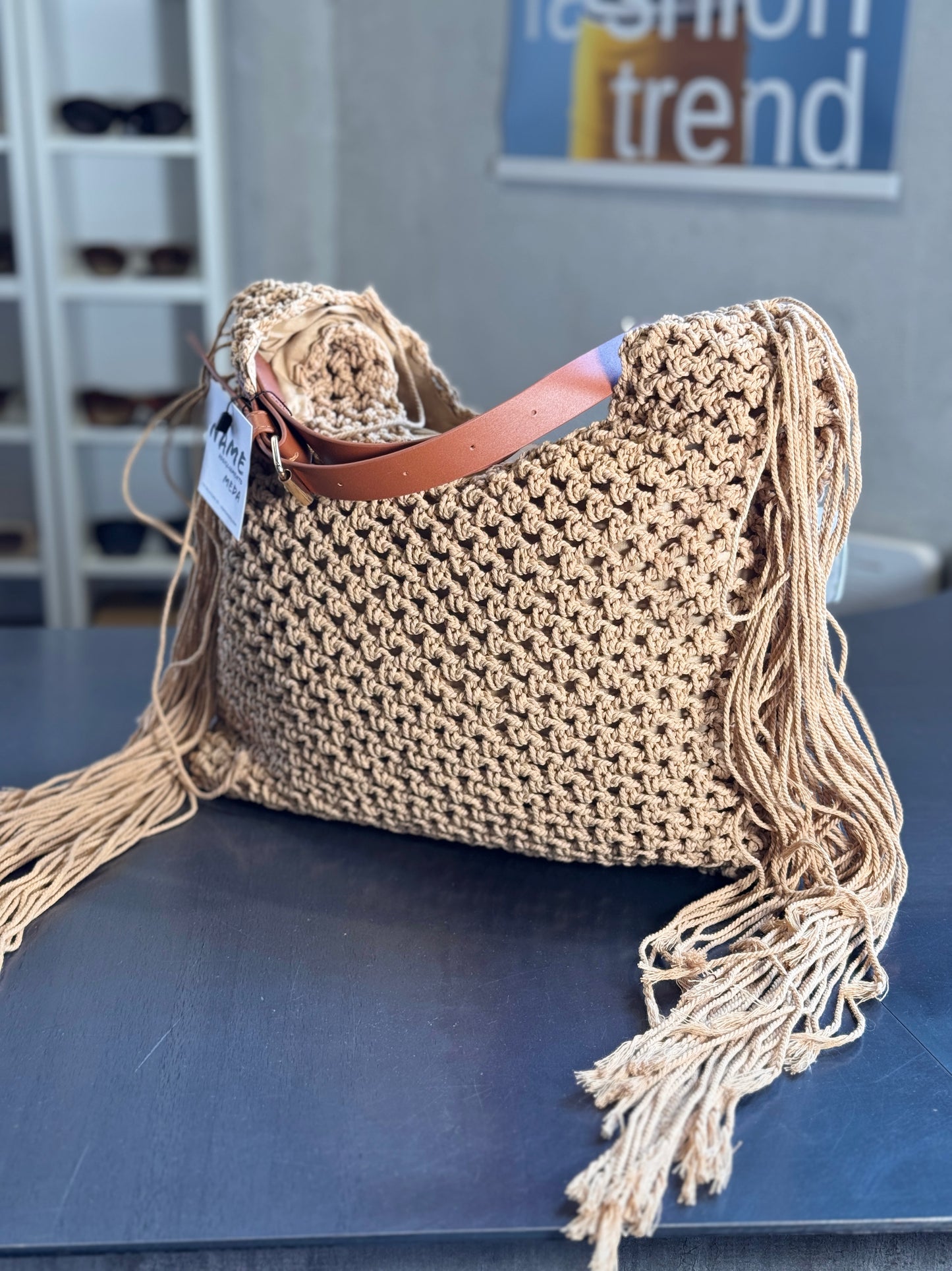 Borsa a spalla in rafia con frange beige 2582