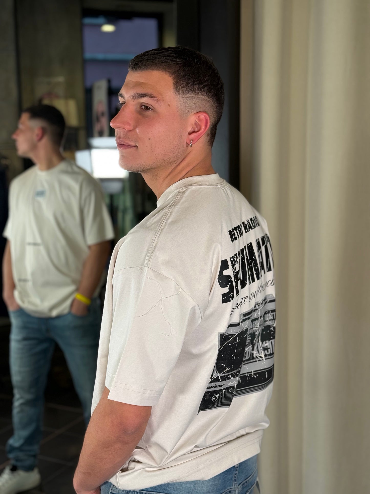T-shirt beige con stampa sul retro 392