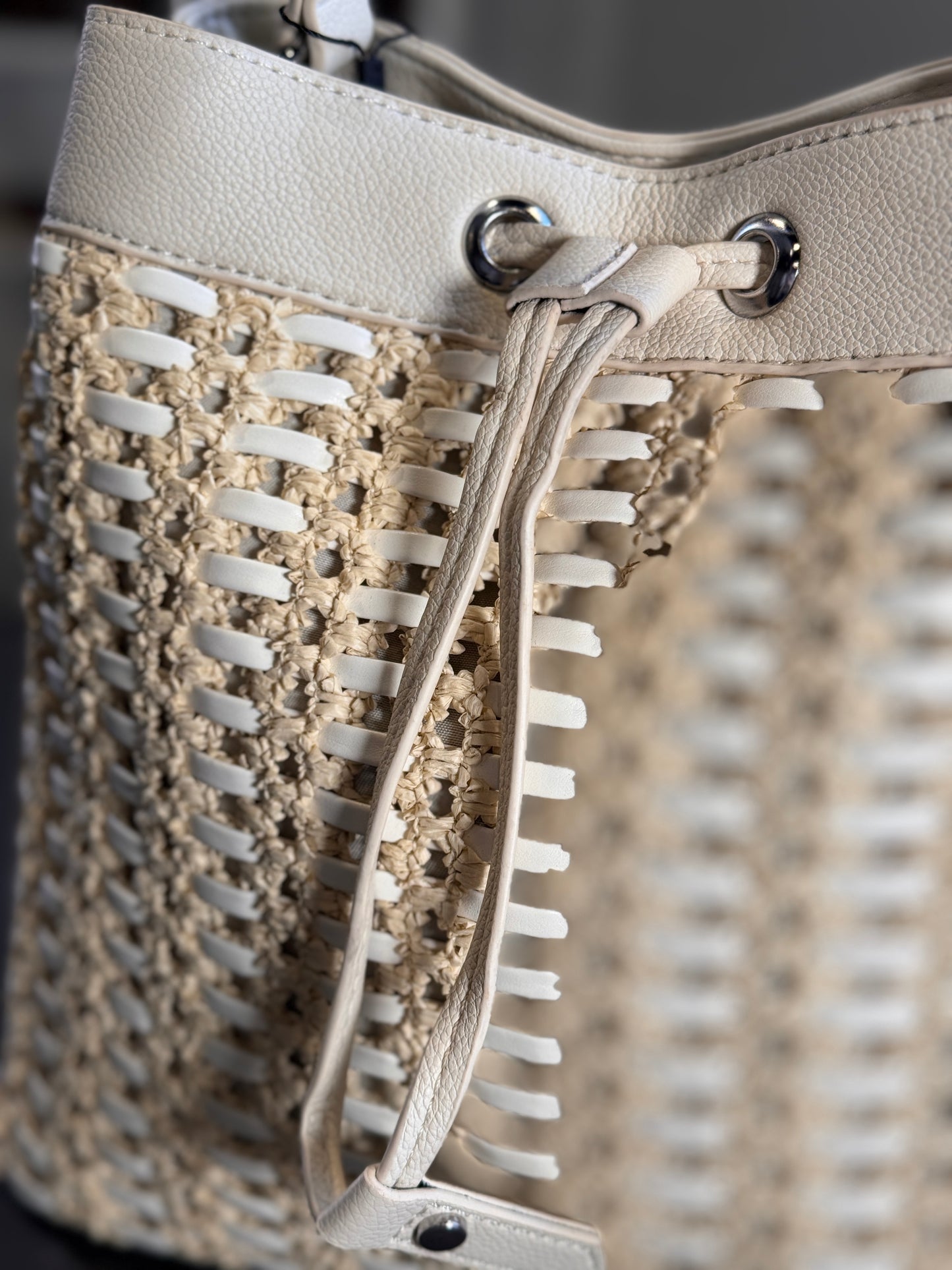 Borsa a secchiello sabbia con rafia beige e tracolla all’interno 2578