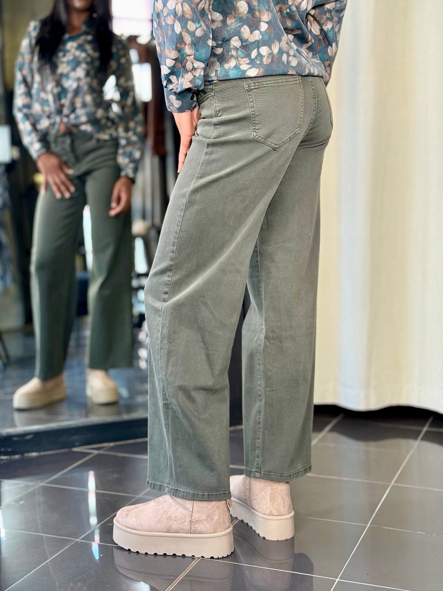 Jeans verde militare a palazzo 2042