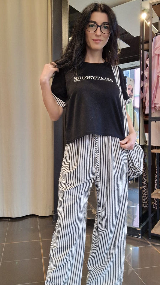 T-shirt nera crop con borsa a righe nere in taglia unica 483