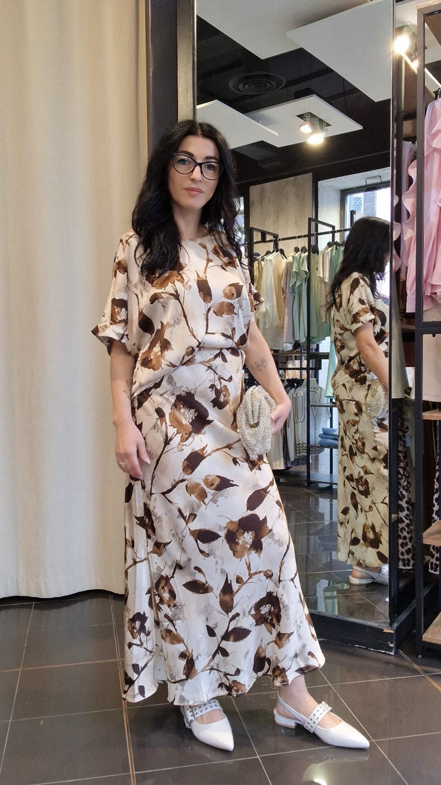 Blusa oversize satinata con stampa fiore marrone 416